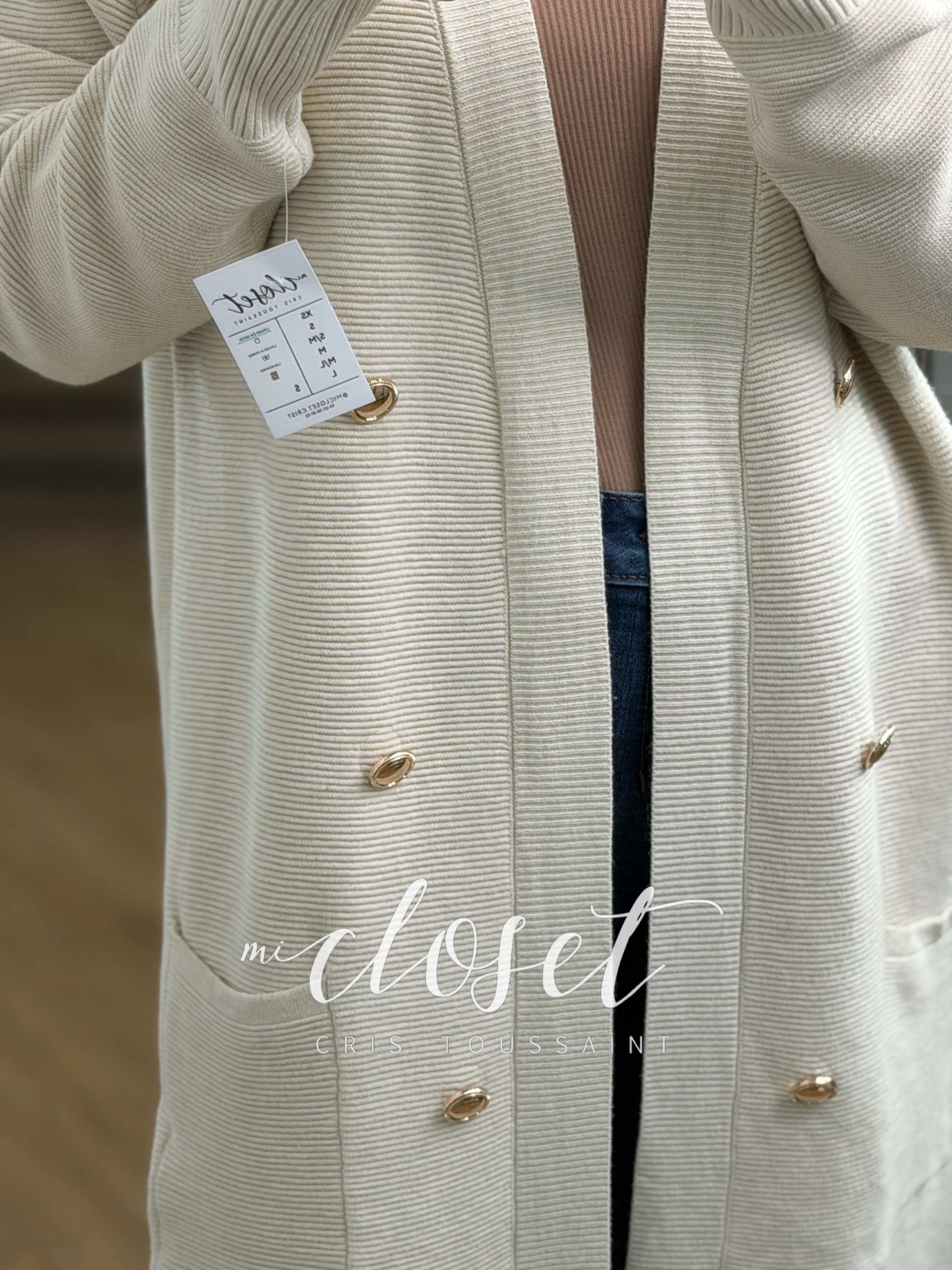 SWEATER SEMI GRUESO CON TEXTURA Y BOTÓN DORADO