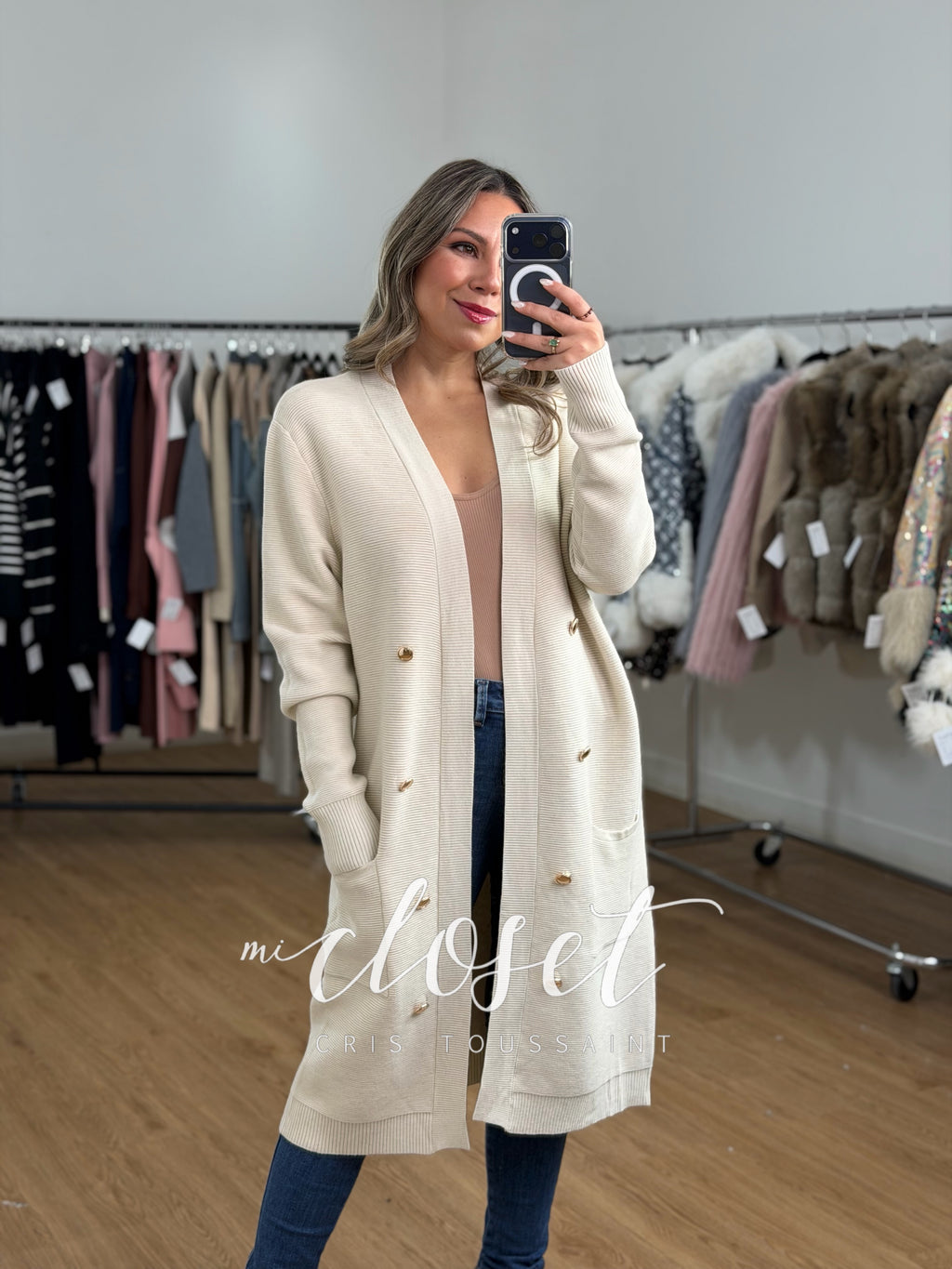 SWEATER SEMI GRUESO CON TEXTURA Y BOTÓN DORADO