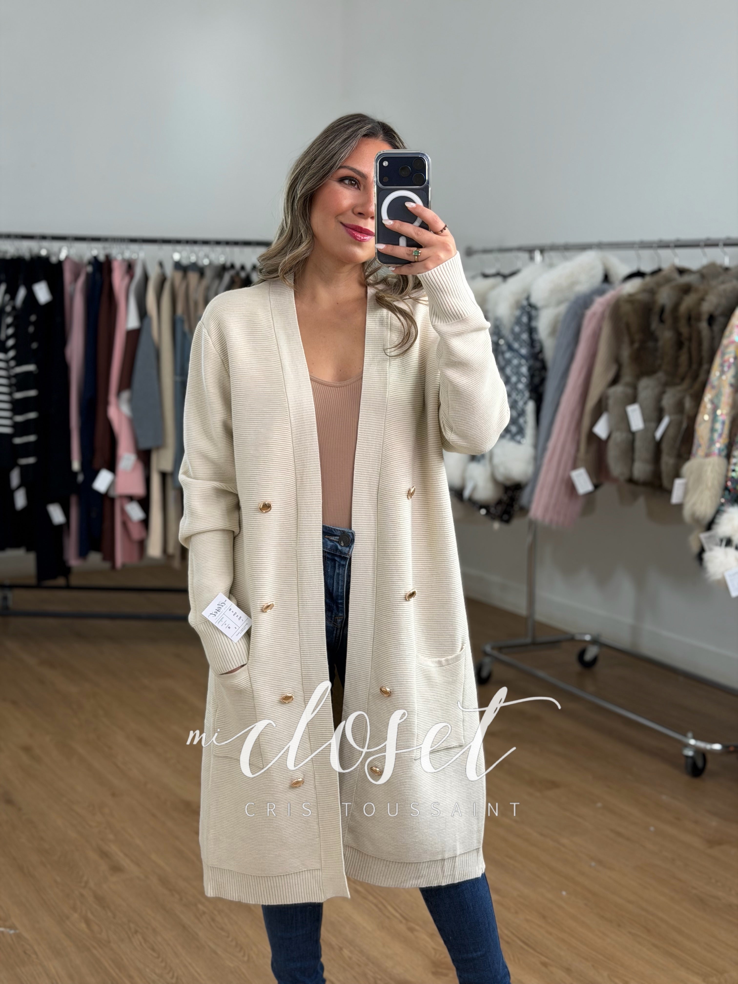 SWEATER SEMI GRUESO CON TEXTURA Y BOTÓN DORADO