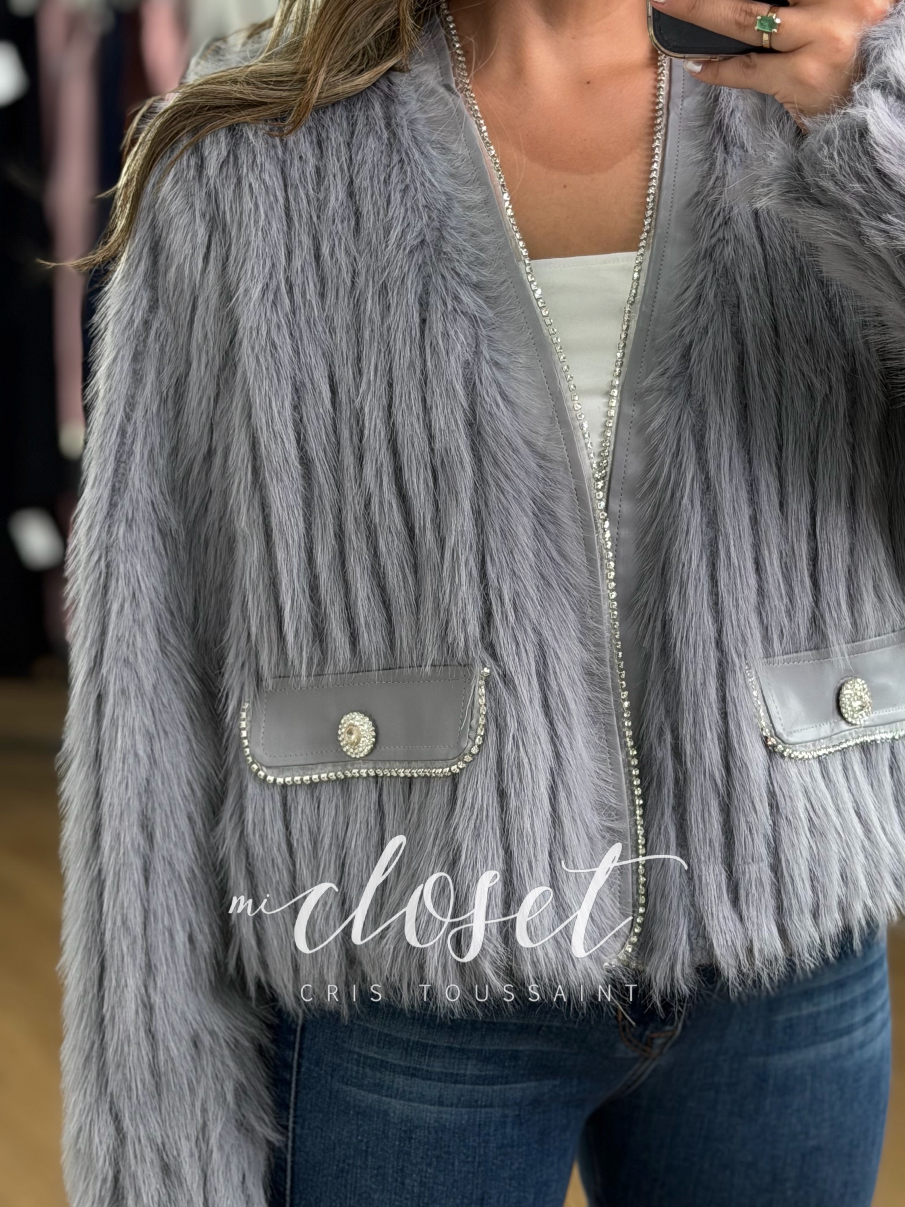 CHAMARRA CON PELUCHE DE EXCELENTE CALIDAD, DETALLES DE EFECTO PIEL EN SOLAPA Y BOLSAS, DELINEADO CON PIEDRITAS