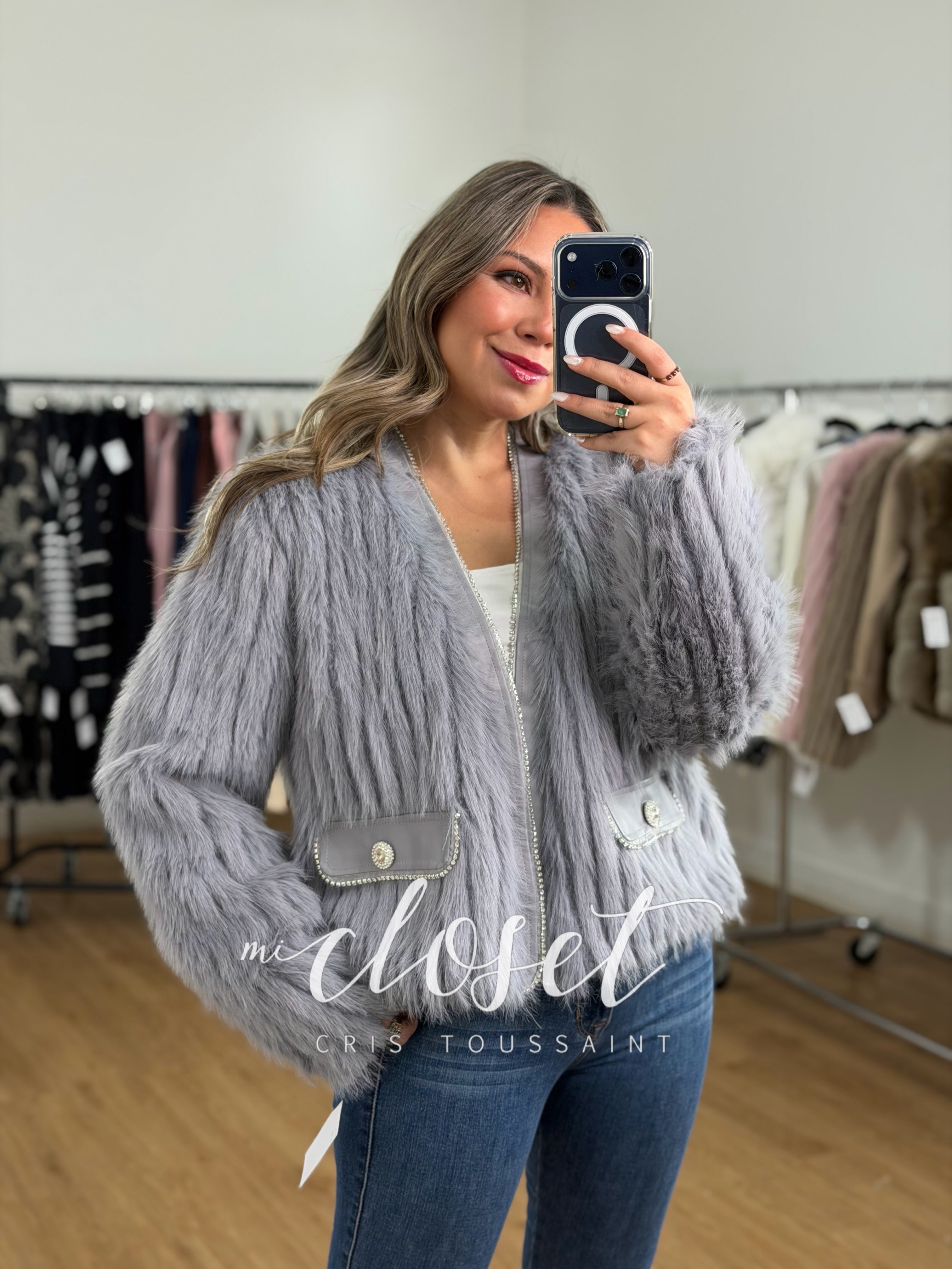 CHAMARRA CON PELUCHE DE EXCELENTE CALIDAD, DETALLES DE EFECTO PIEL EN SOLAPA Y BOLSAS, DELINEADO CON PIEDRITAS