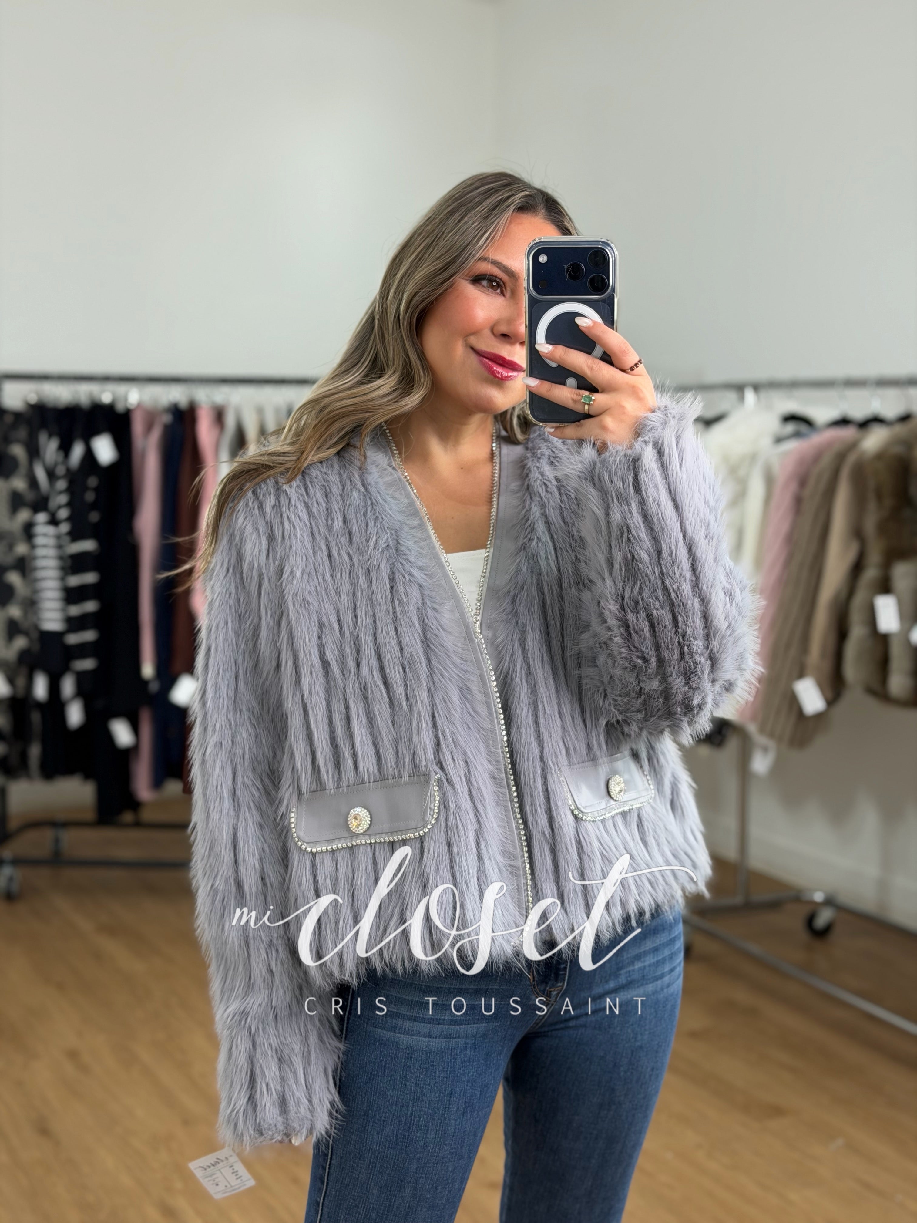 CHAMARRA CON PELUCHE DE EXCELENTE CALIDAD, DETALLES DE EFECTO PIEL EN SOLAPA Y BOLSAS, DELINEADO CON PIEDRITAS