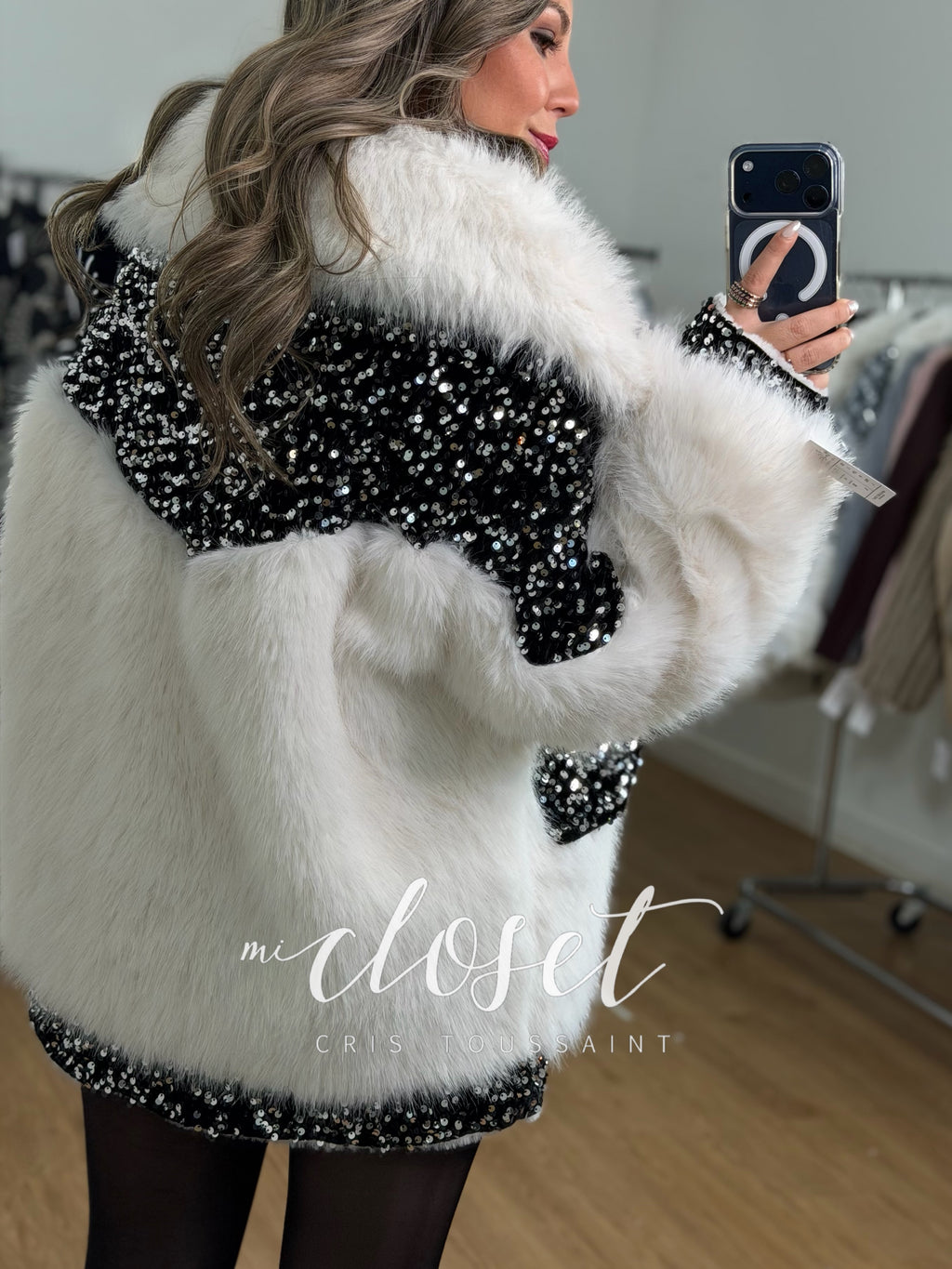 CHAMARRA CON PELUCHE DE EXCELENTE CALIDAD, SOLAPA EFECTO PIEL Y BORDADA EN LENTEJUELA