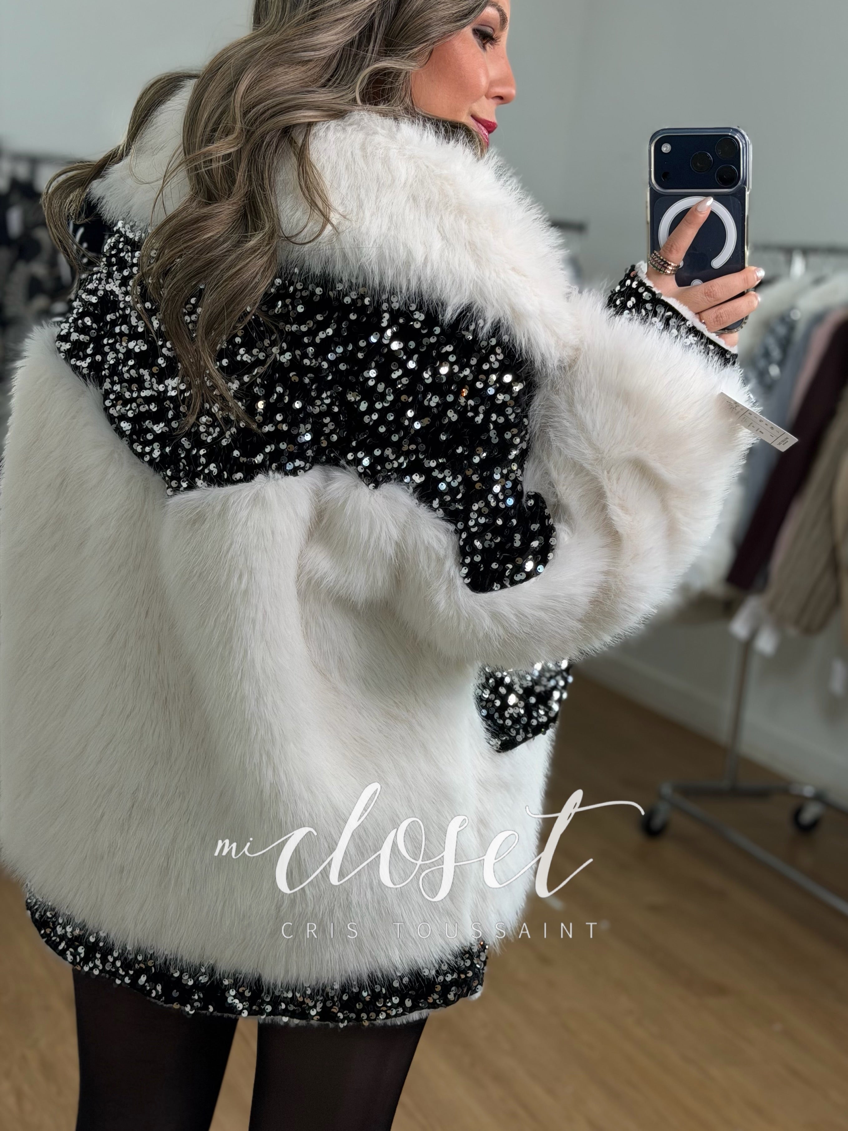 CHAMARRA CON PELUCHE DE EXCELENTE CALIDAD, SOLAPA EFECTO PIEL Y BORDADA EN LENTEJUELA