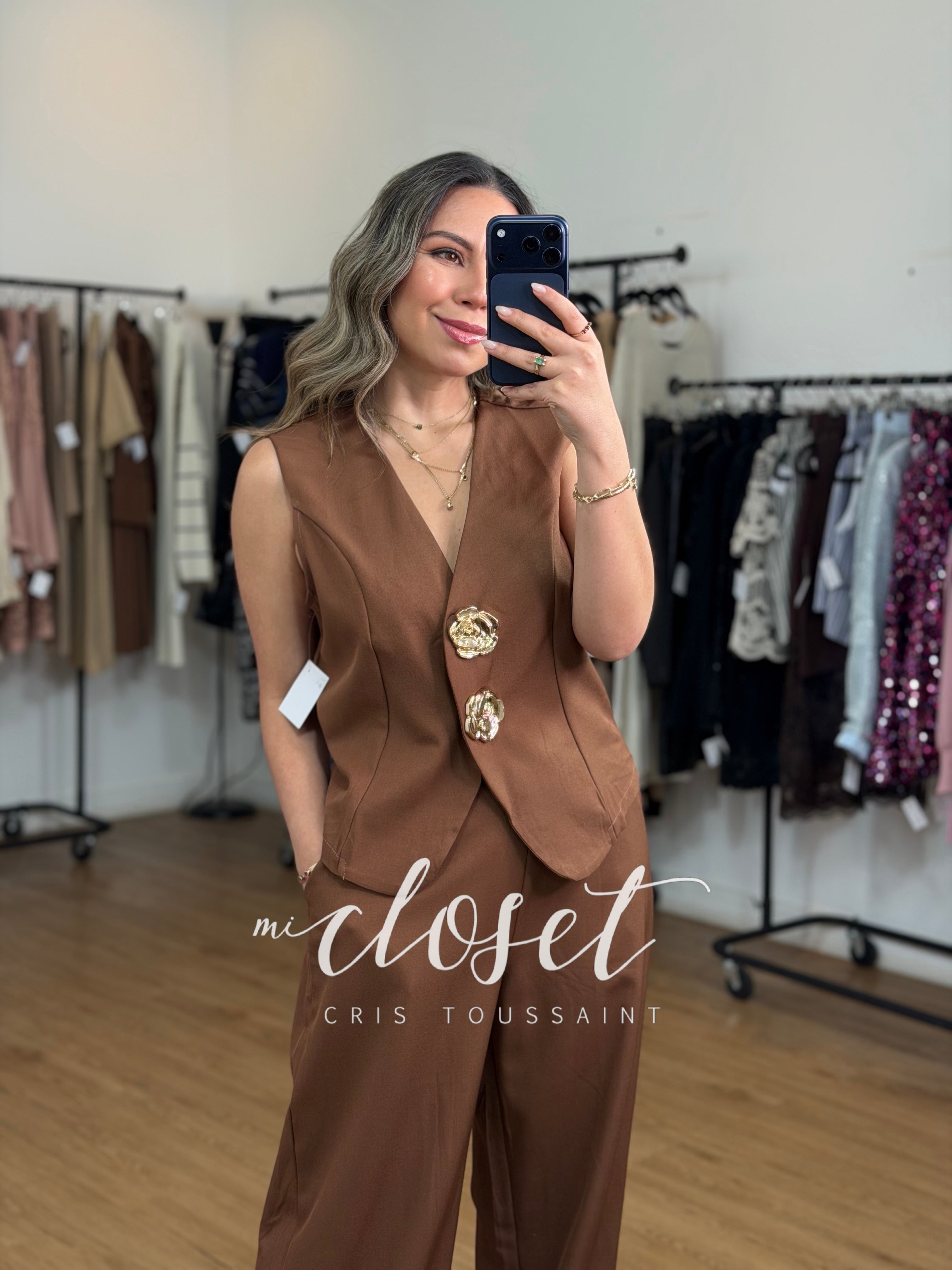Conjunto ligero de pantalón y chaleco con botones gigantes de flor, asimétrico; cinta ajustable en espalda.