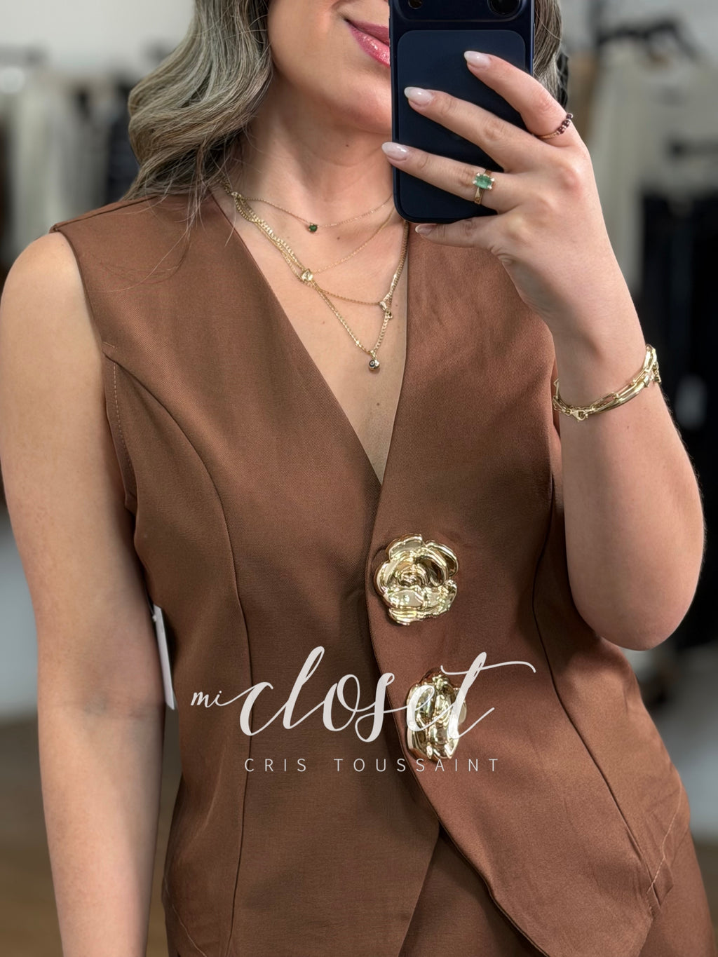 Conjunto ligero de pantalón y chaleco con botones gigantes de flor, asimétrico; cinta ajustable en espalda.
