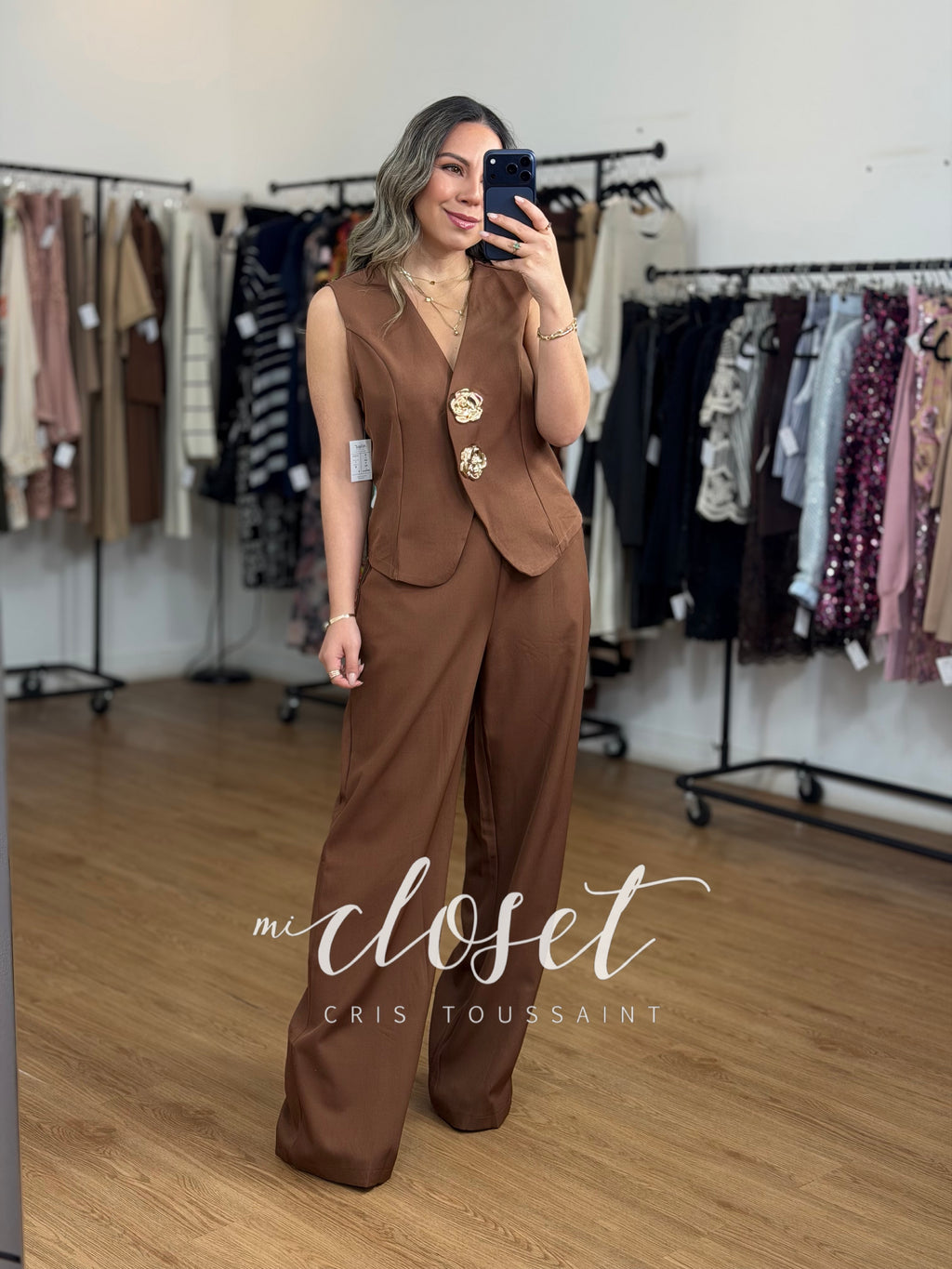 Conjunto ligero de pantalón y chaleco con botones gigantes de flor, asimétrico; cinta ajustable en espalda.