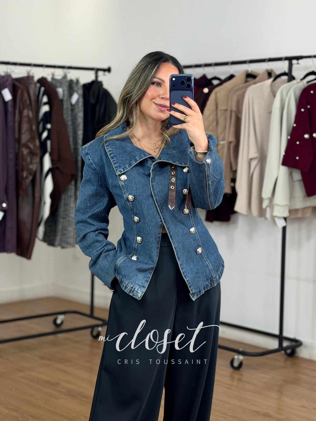 CHAMARRA DE MEZCLILLA TIPO BLAZER CON DETALLE EN BOTONES (TRAE EN PUÑOS) Y CINTURÓN EN CUELLO; CON HOMBRERAS