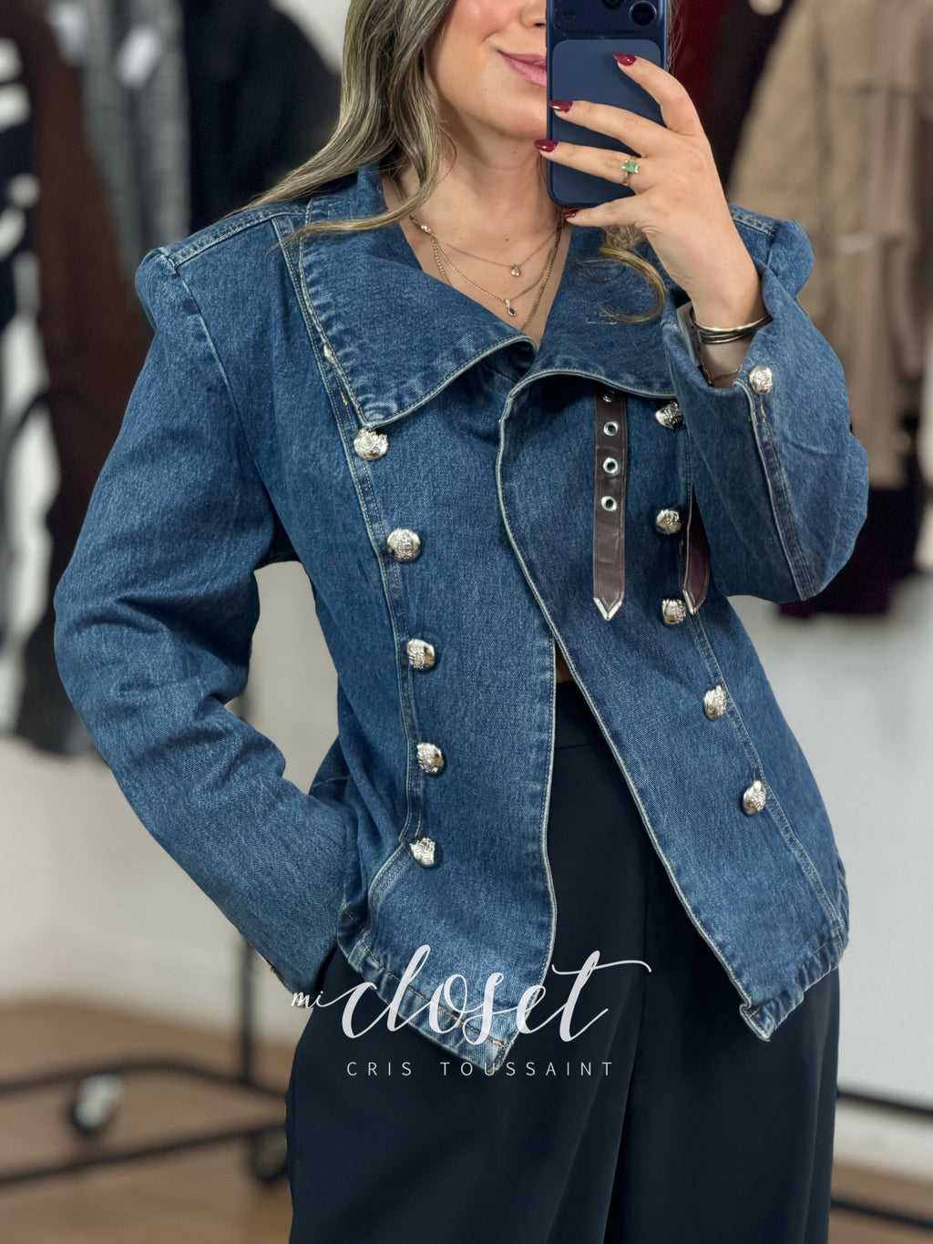 CHAMARRA DE MEZCLILLA TIPO BLAZER CON DETALLE EN BOTONES (TRAE EN PUÑOS) Y CINTURÓN EN CUELLO; CON HOMBRERAS