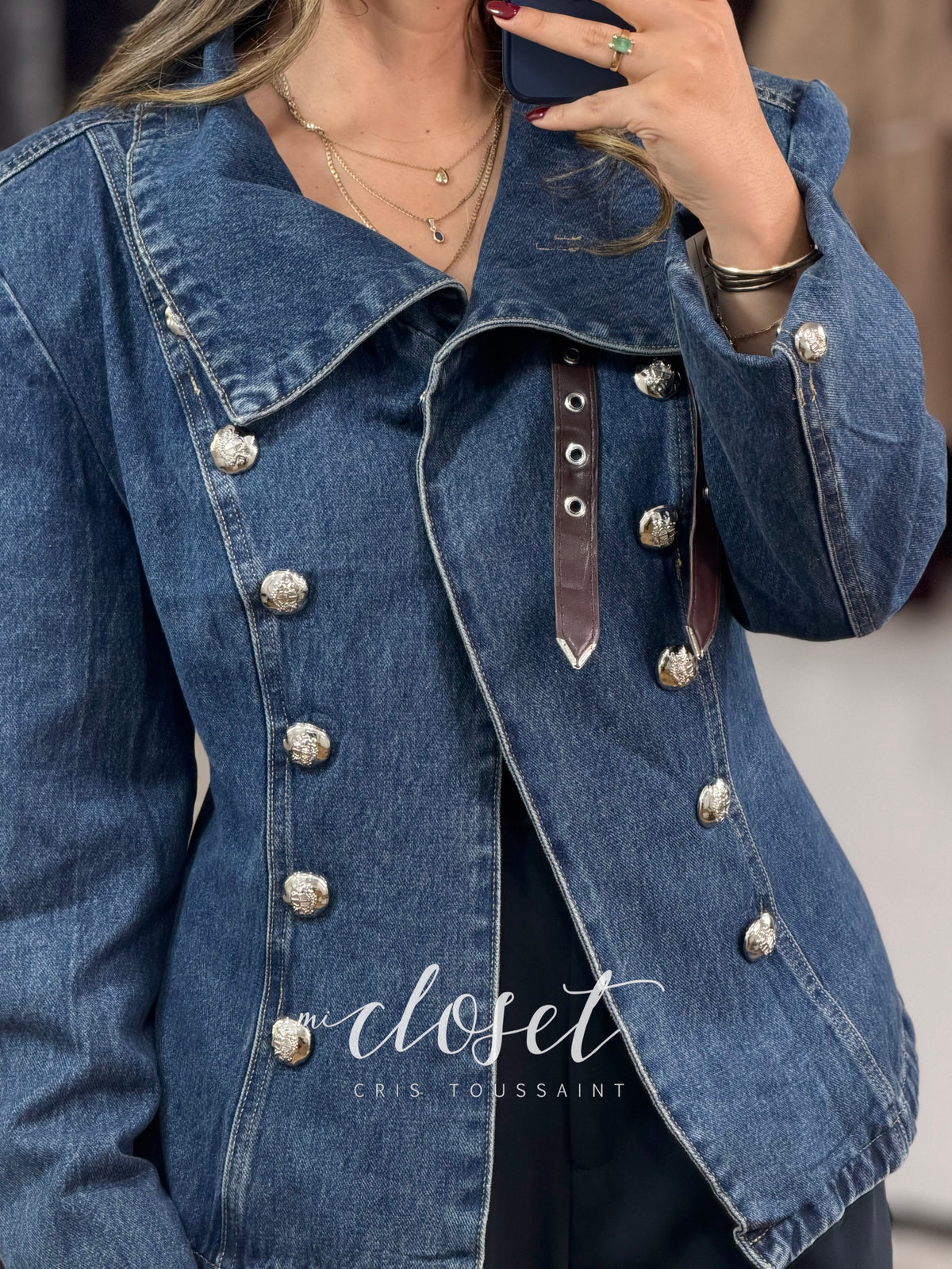 CHAMARRA DE MEZCLILLA TIPO BLAZER CON DETALLE EN BOTONES (TRAE EN PUÑOS) Y CINTURÓN EN CUELLO; CON HOMBRERAS