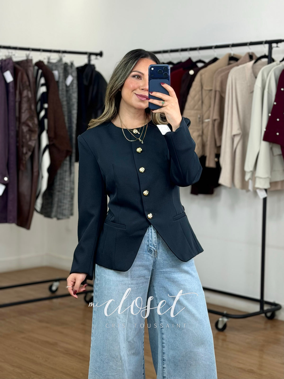 BLAZER SASTRE CON HOMBRERAS, FORRO Y CINTURÓN; DETALLE EN BOTONES