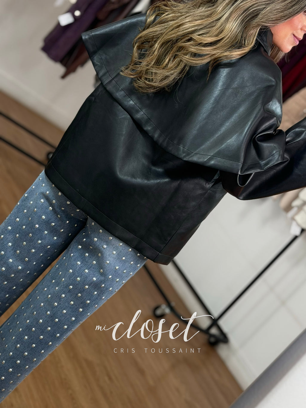 CHAMARRA TIPO PIEL CON CAPITA ADHERIDA; FORRO COMPLETO