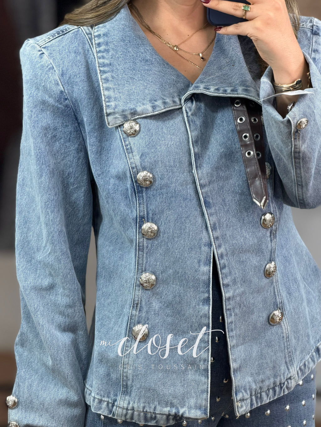 CHAMARRA DE MEZCLILLA TIPO BLAZER CON DETALLE EN BOTONES (TRAE EN PUÑOS) Y CINTURÓN EN CUELLO; CON HOMBRERAS