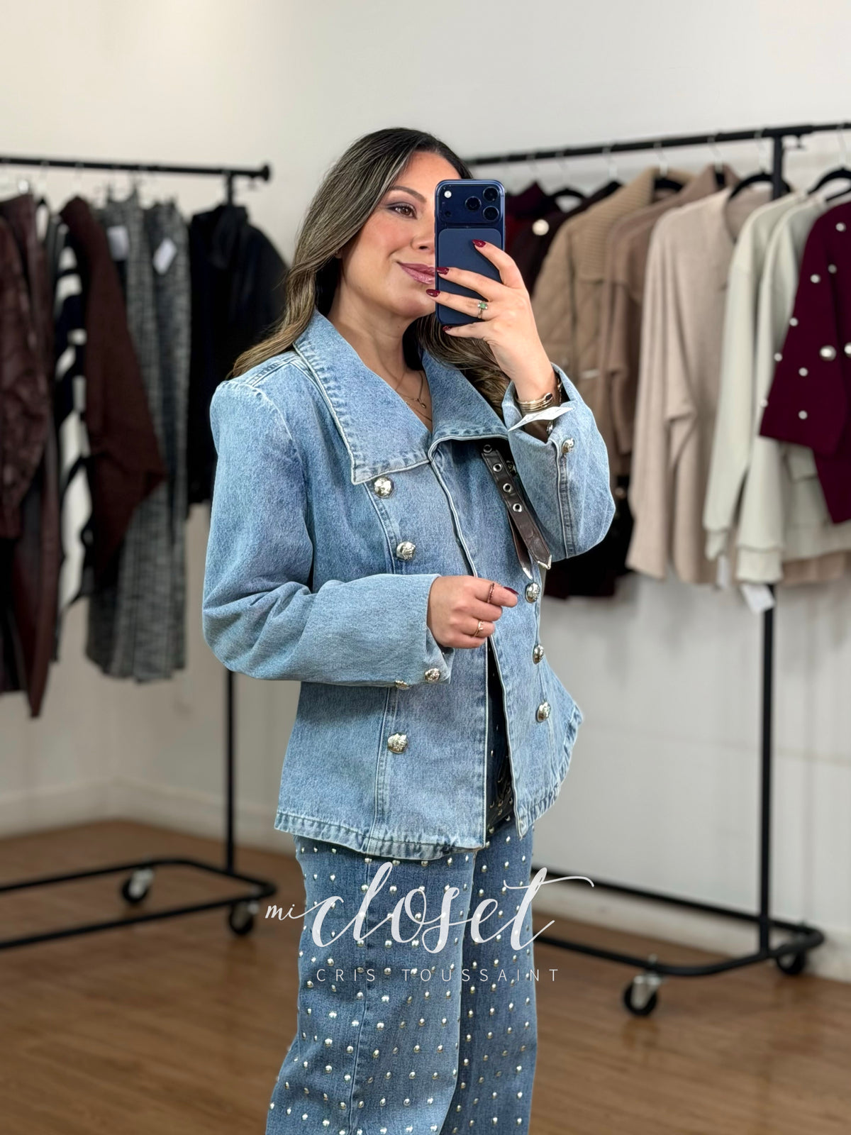 CHAMARRA DE MEZCLILLA TIPO BLAZER CON DETALLE EN BOTONES (TRAE EN PUÑOS) Y CINTURÓN EN CUELLO; CON HOMBRERAS