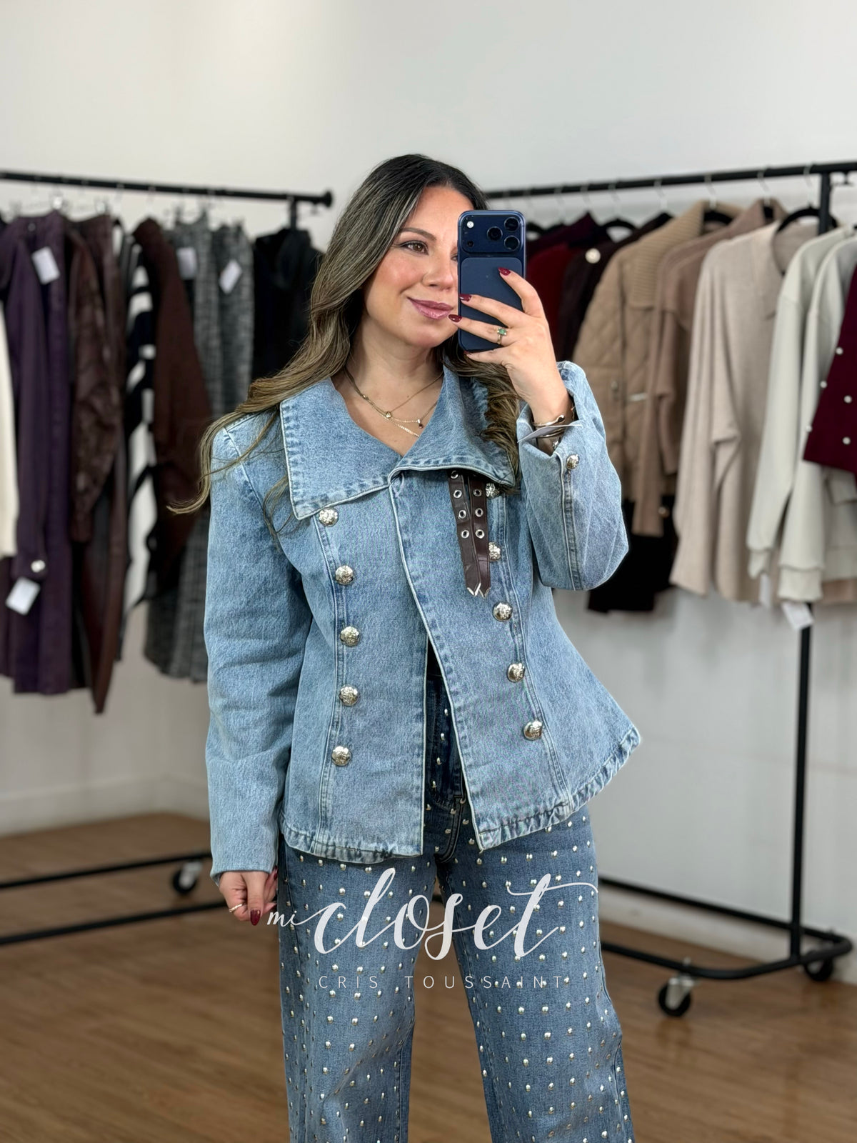 CHAMARRA DE MEZCLILLA TIPO BLAZER CON DETALLE EN BOTONES (TRAE EN PUÑOS) Y CINTURÓN EN CUELLO; CON HOMBRERAS