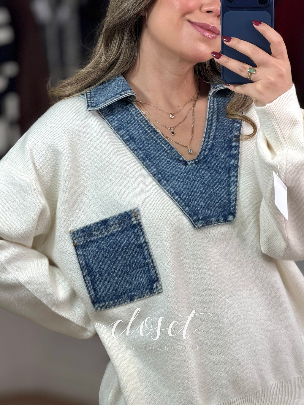 SWEATER SEMI GRUESO CON DETALLES DE MEZCLILLA EN CUELLO, SOLAPA Y BOLSA