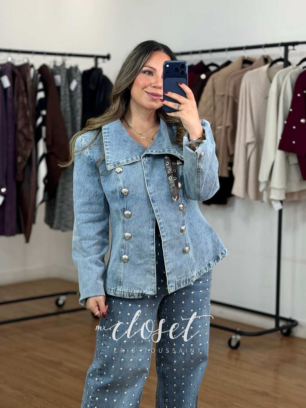 CHAMARRA DE MEZCLILLA TIPO BLAZER CON DETALLE EN BOTONES (TRAE EN PUÑOS) Y CINTURÓN EN CUELLO; CON HOMBRERAS