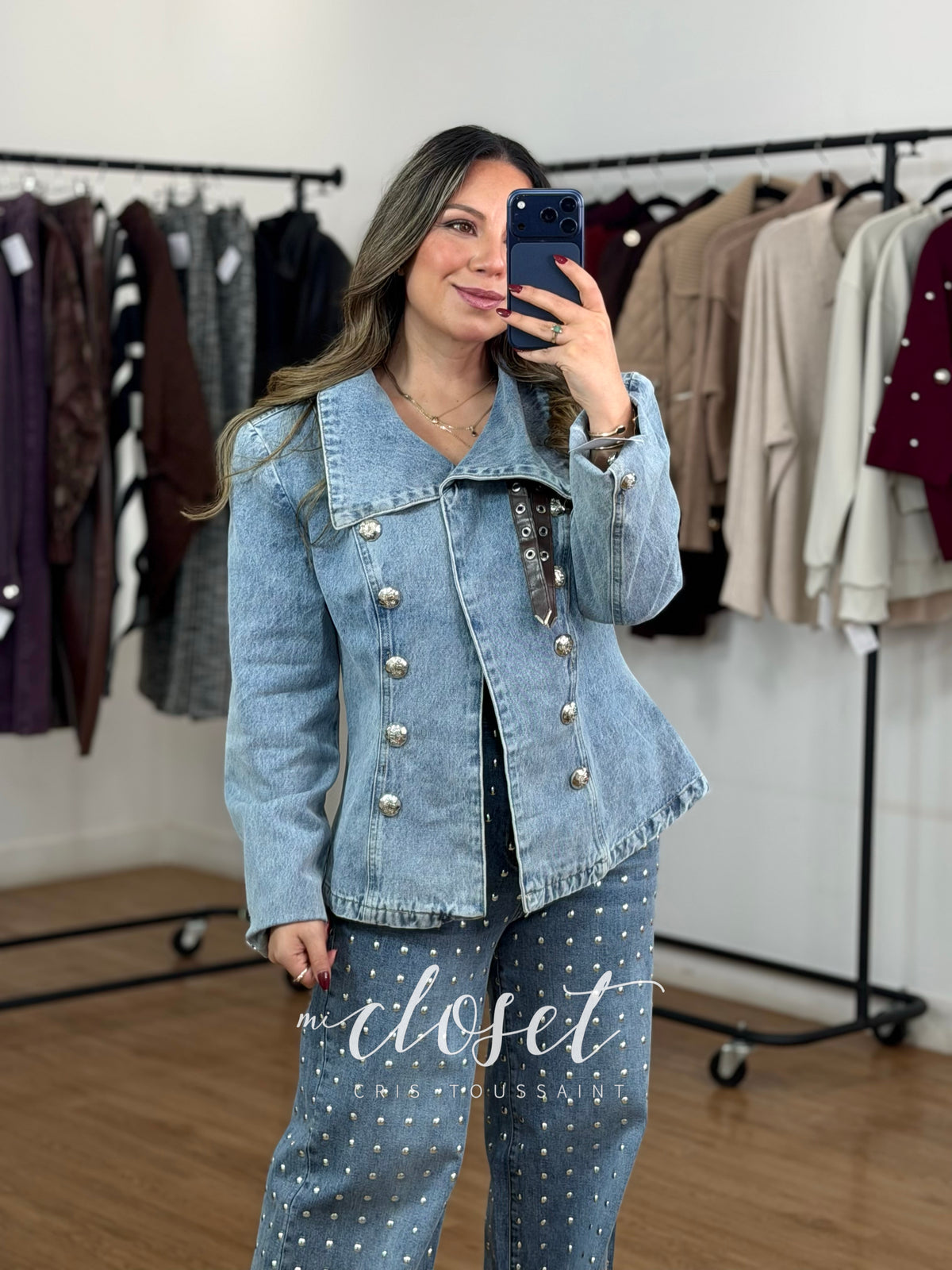 CHAMARRA DE MEZCLILLA TIPO BLAZER CON DETALLE EN BOTONES (TRAE EN PUÑOS) Y CINTURÓN EN CUELLO; CON HOMBRERAS