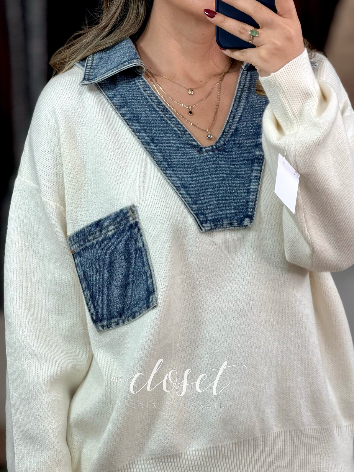 SWEATER SEMI GRUESO CON DETALLES DE MEZCLILLA EN CUELLO, SOLAPA Y BOLSA