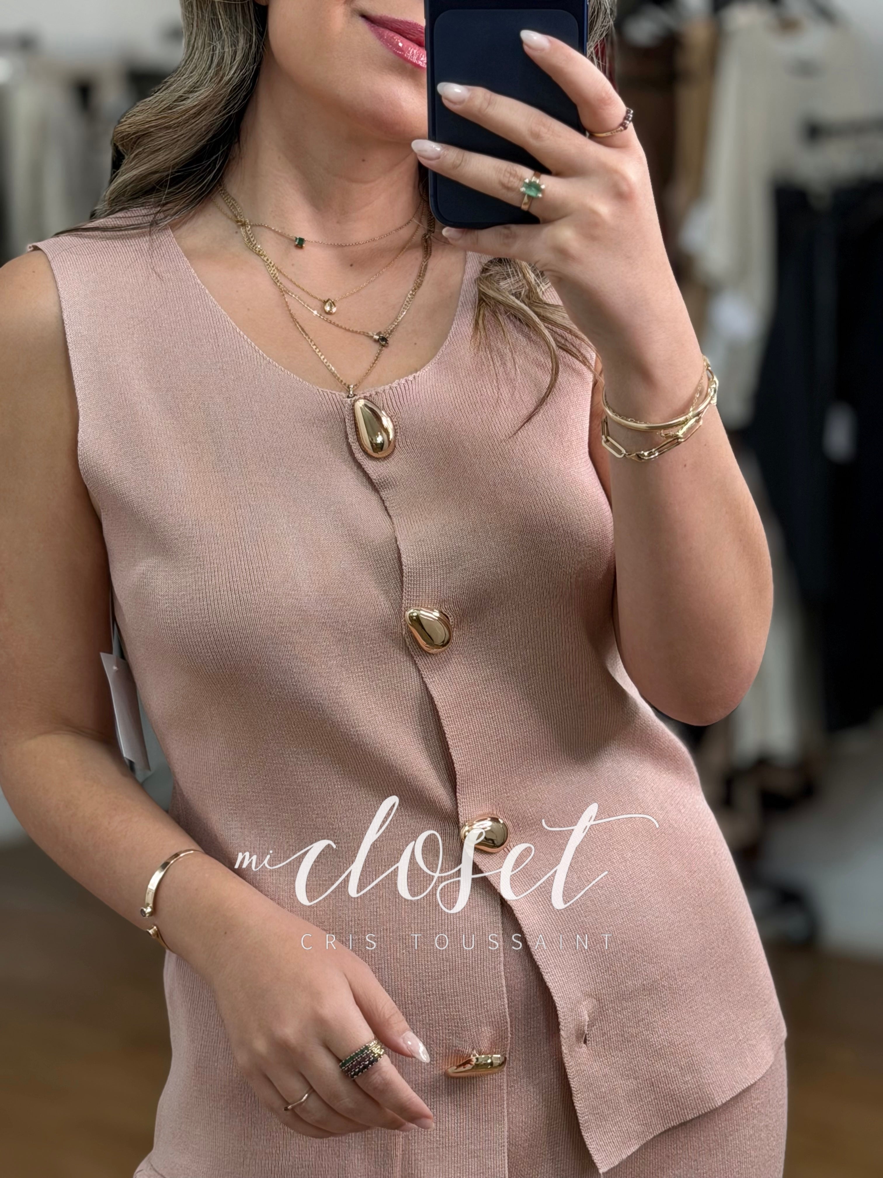 Conjunto falda y chaleco con botón dorado.