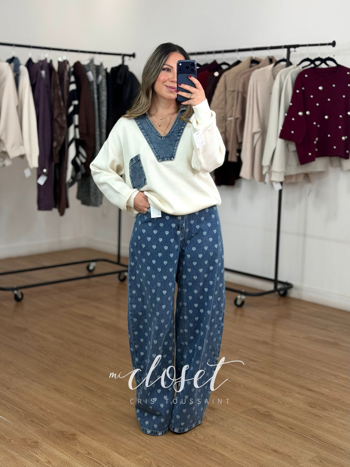 SWEATER SEMI GRUESO CON DETALLES DE MEZCLILLA EN CUELLO, SOLAPA Y BOLSA