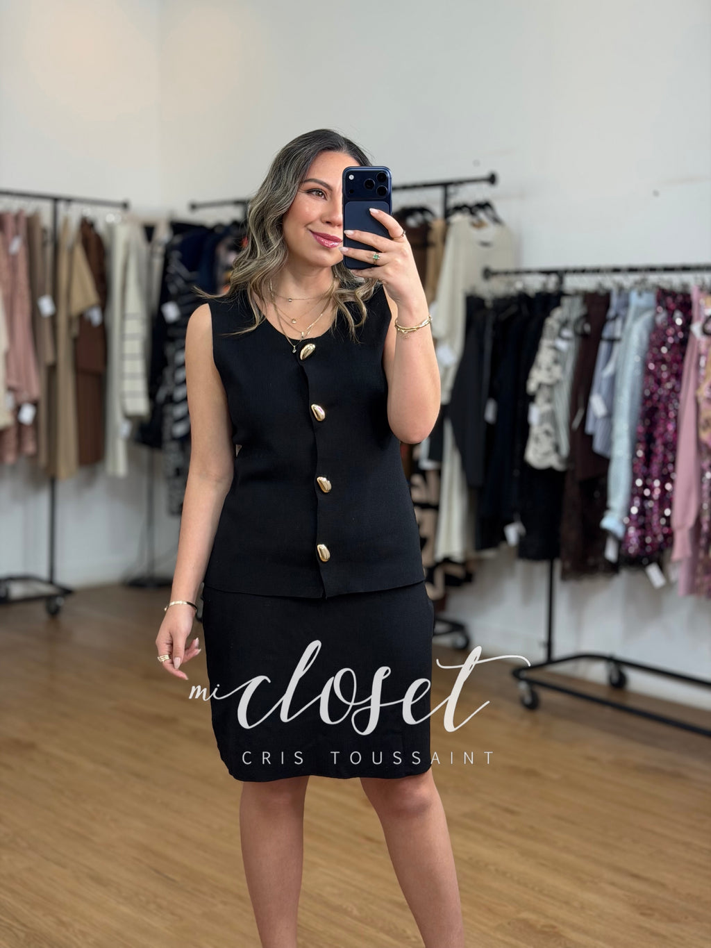 Conjunto falda y chaleco con botón dorado.