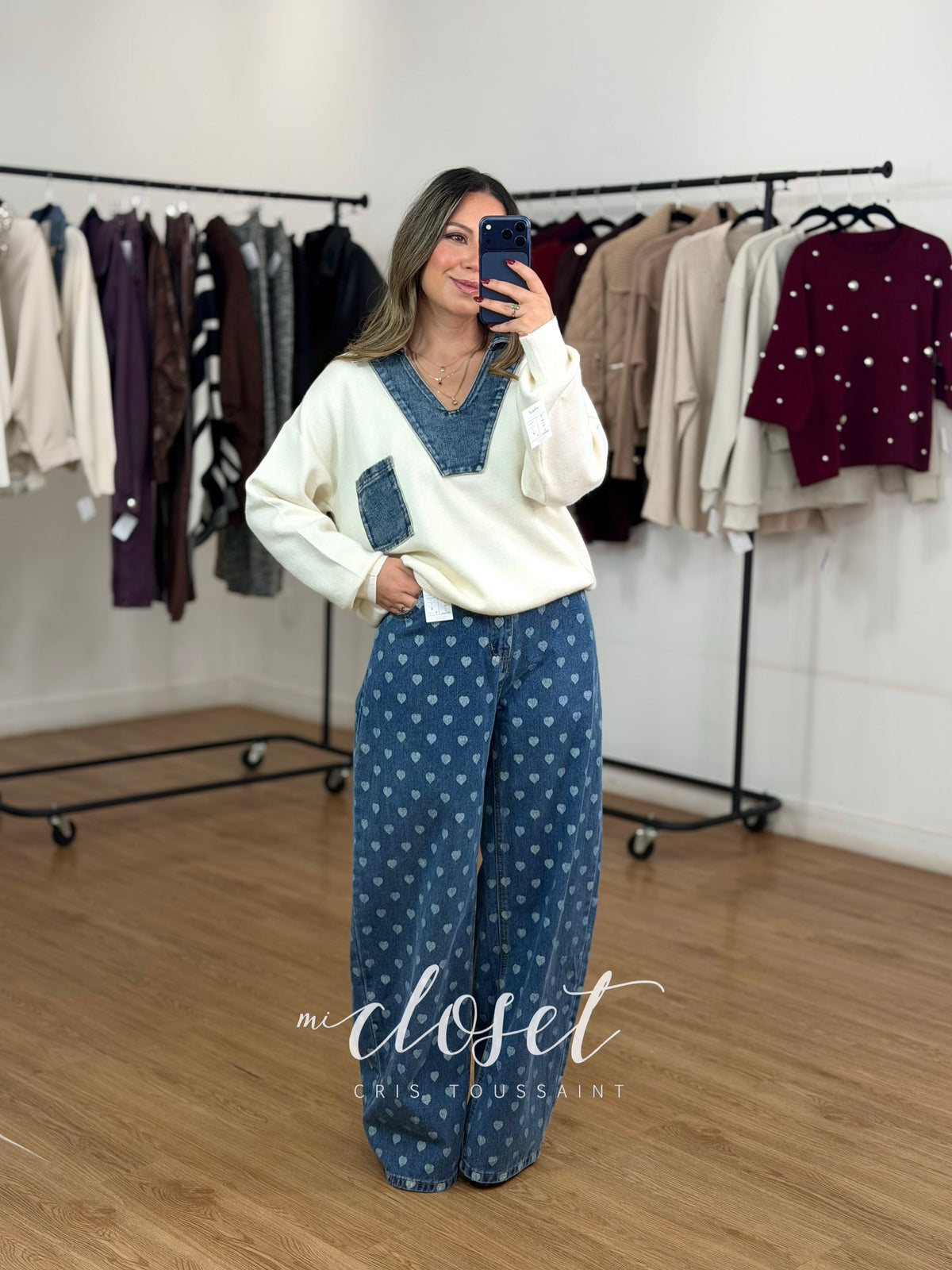 SWEATER SEMI GRUESO CON DETALLES DE MEZCLILLA EN CUELLO, SOLAPA Y BOLSA