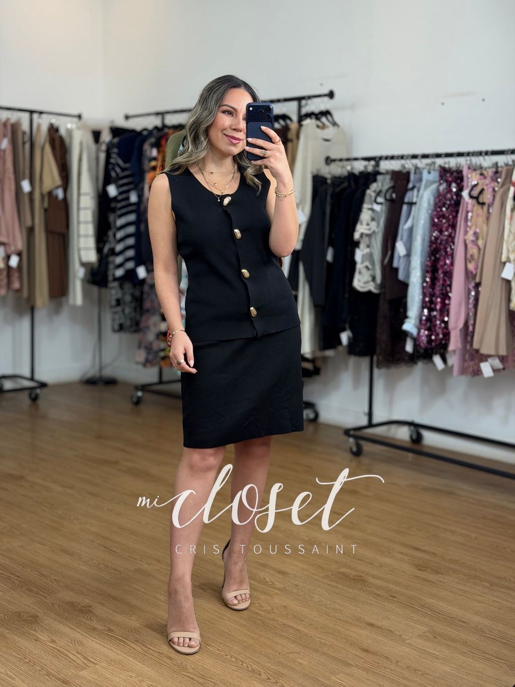 Conjunto falda y chaleco con botón dorado.