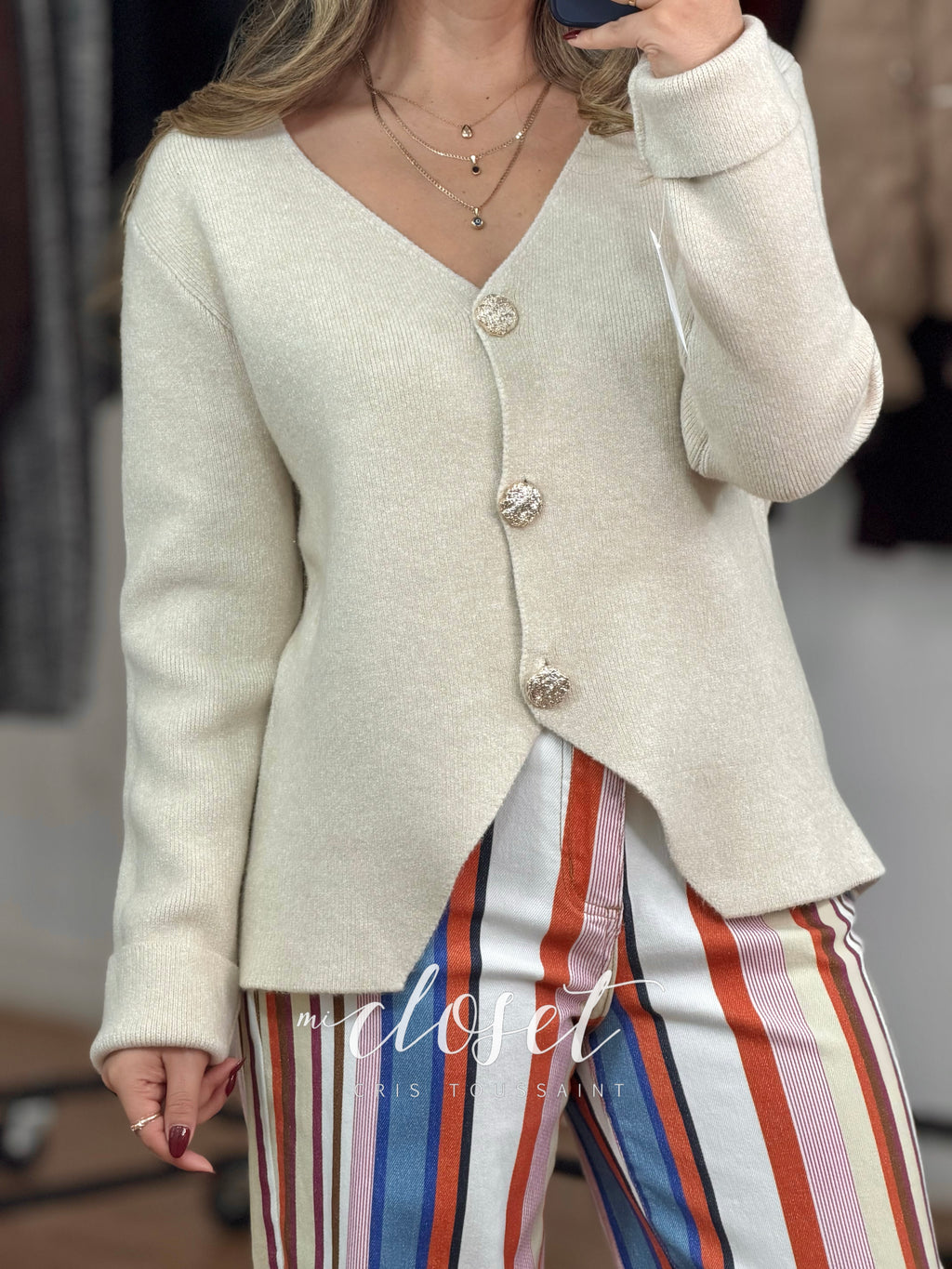 SWEATER GRUESO SÚPER SUAVE CON ABERTURA EN PARTE DE EN ABAJO, CUELLO V, DETALLE EN BOTONES