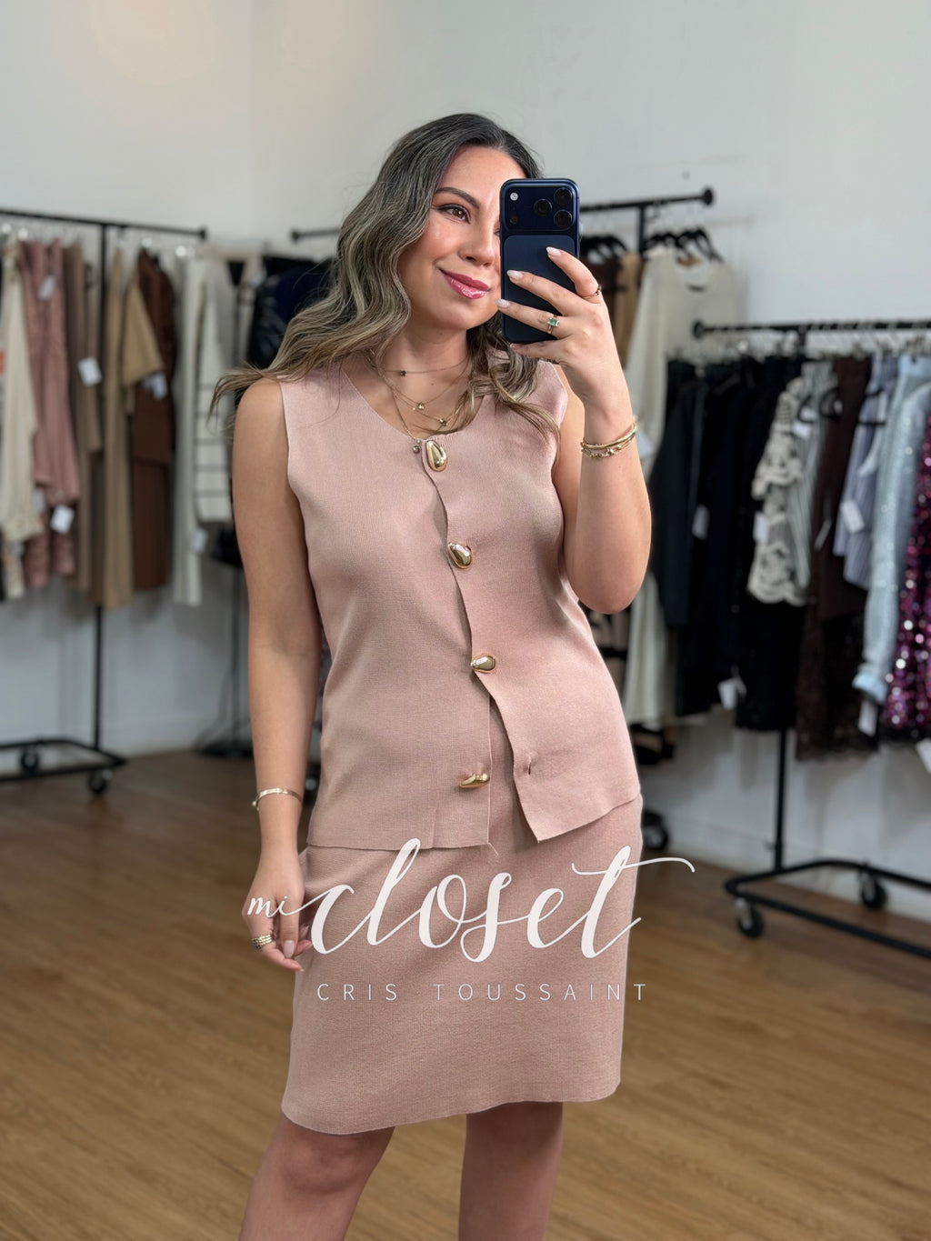 Conjunto falda y chaleco con botón dorado.