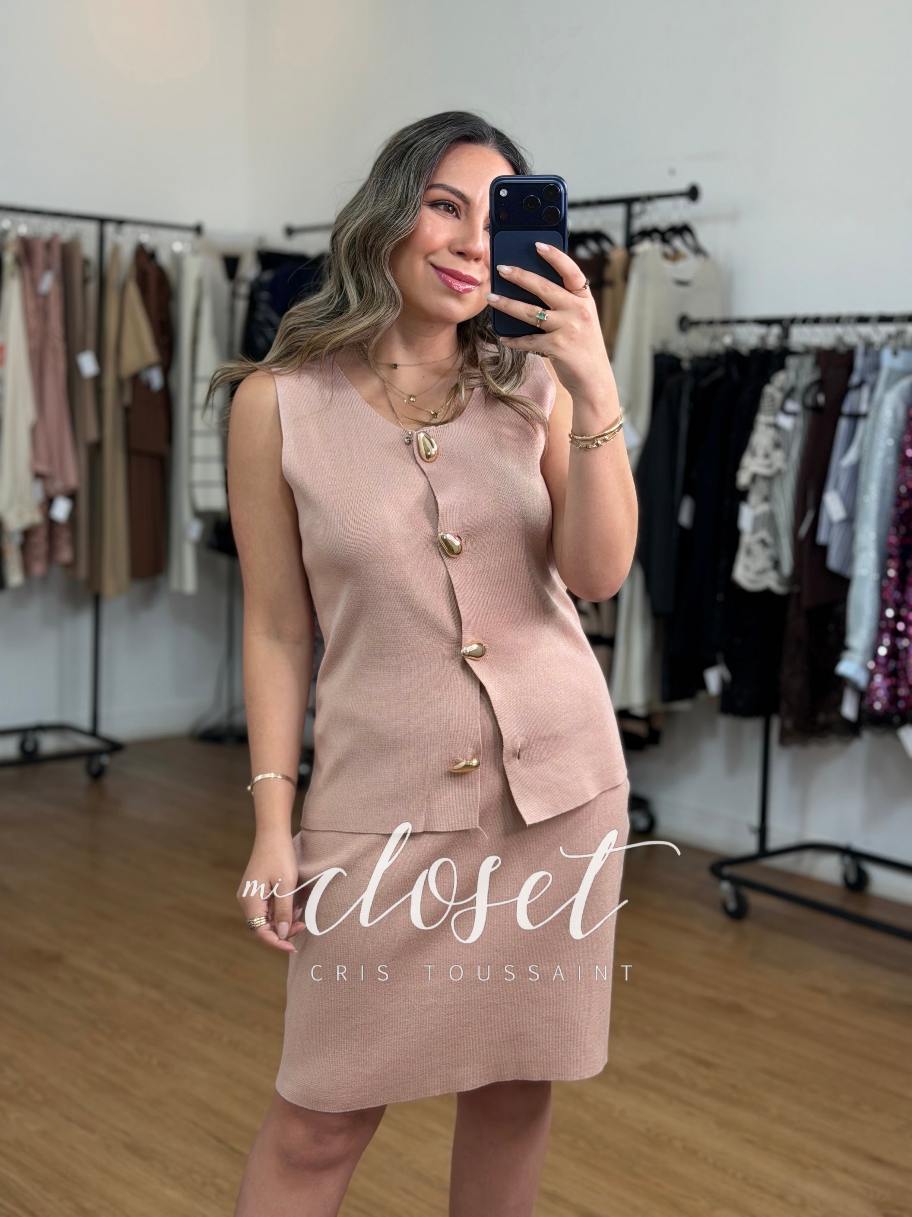 Conjunto falda y chaleco con botón dorado.
