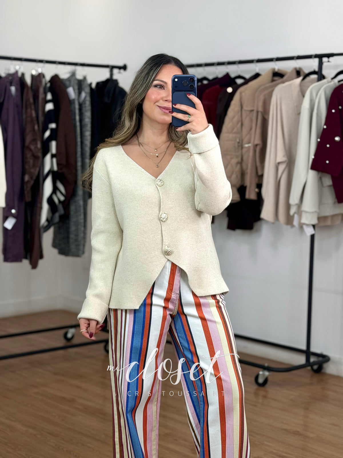 SWEATER GRUESO SÚPER SUAVE CON ABERTURA EN PARTE DE EN ABAJO, CUELLO V, DETALLE EN BOTONES