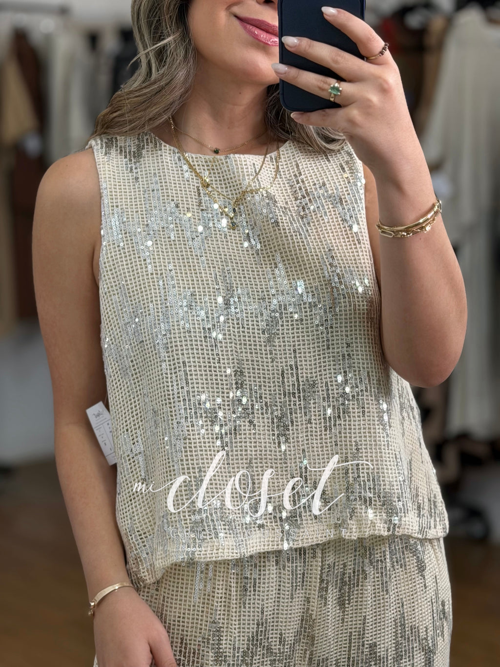 Conjunto de pantalón y blusa calado con lentejuela bordada y forro.