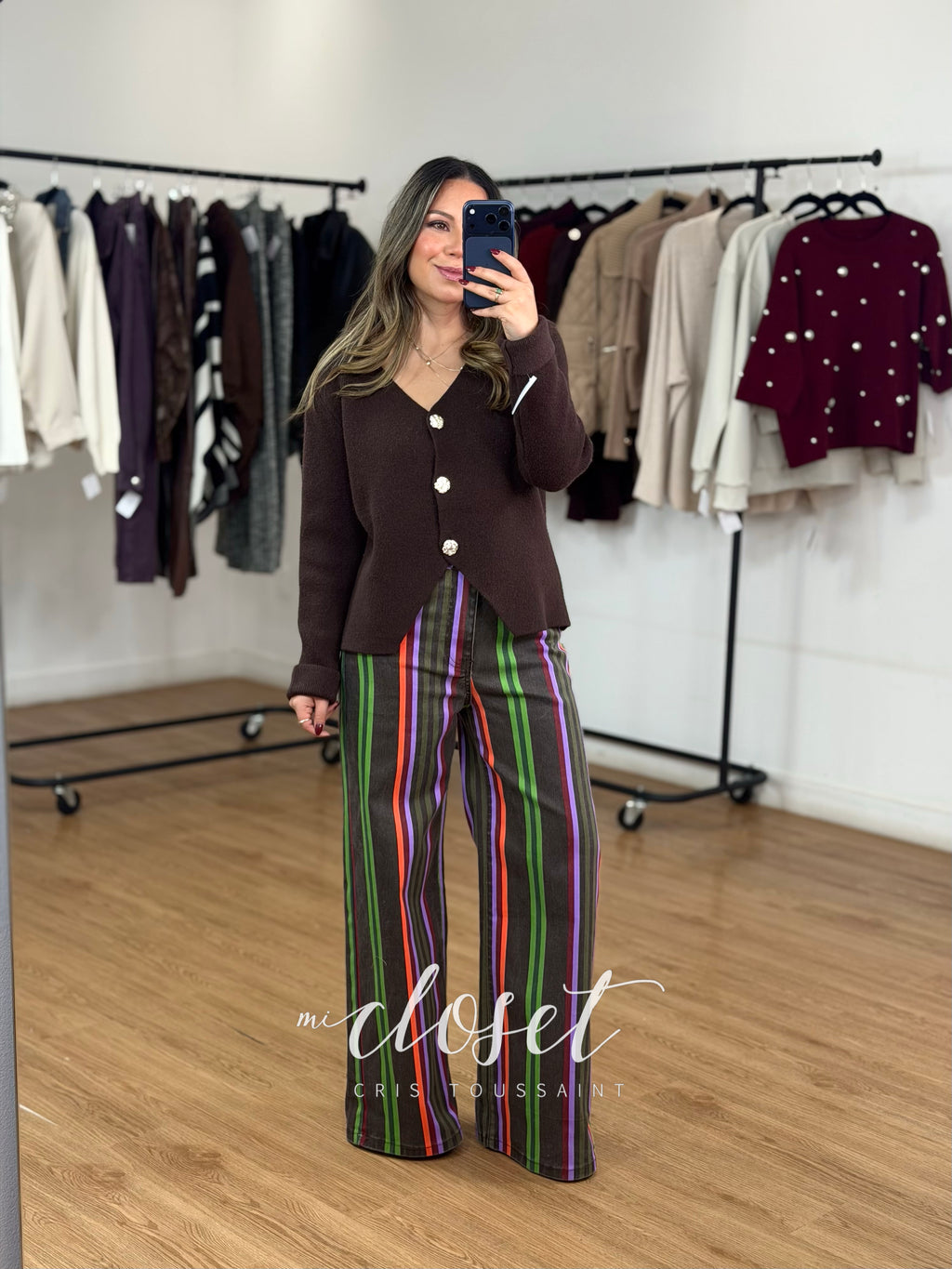 SWEATER GRUESO SÚPER SUAVE CON ABERTURA EN PARTE DE ABAJO, CUELLO V, DETALLE EN BOTONES