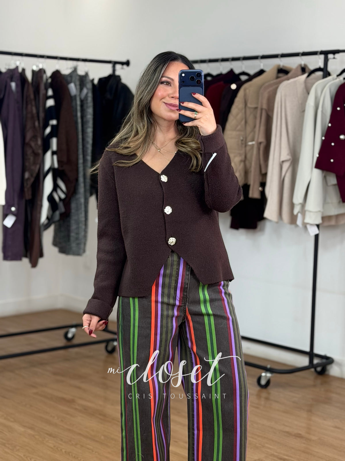 SWEATER GRUESO SÚPER SUAVE CON ABERTURA EN PARTE DE ABAJO, CUELLO V, DETALLE EN BOTONES