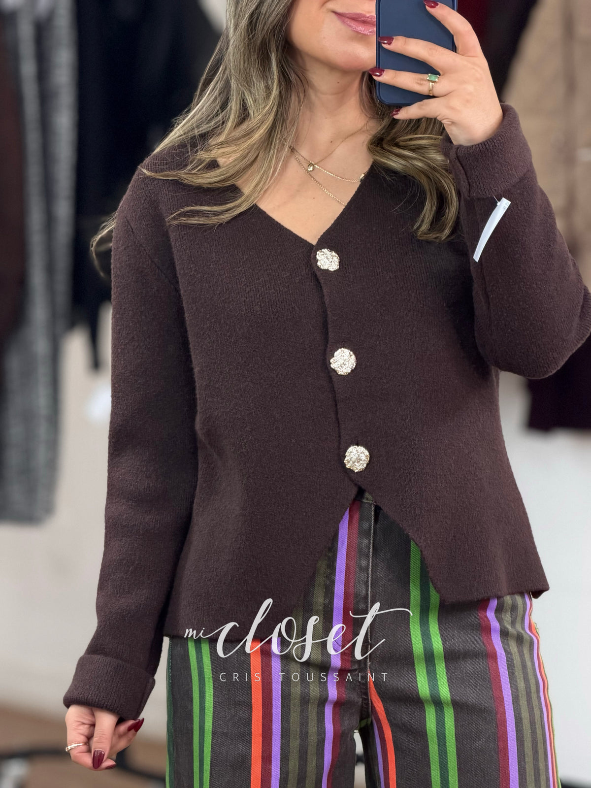 SWEATER GRUESO SÚPER SUAVE CON ABERTURA EN PARTE DE ABAJO, CUELLO V, DETALLE EN BOTONES