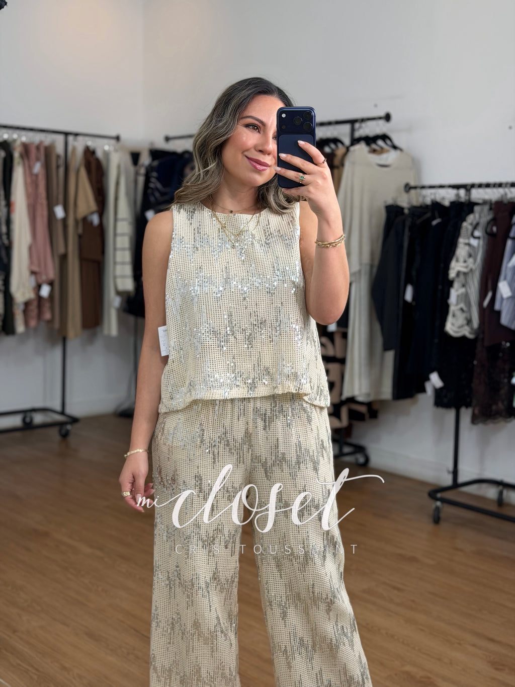 Conjunto de pantalón y blusa calado con lentejuela bordada y forro.