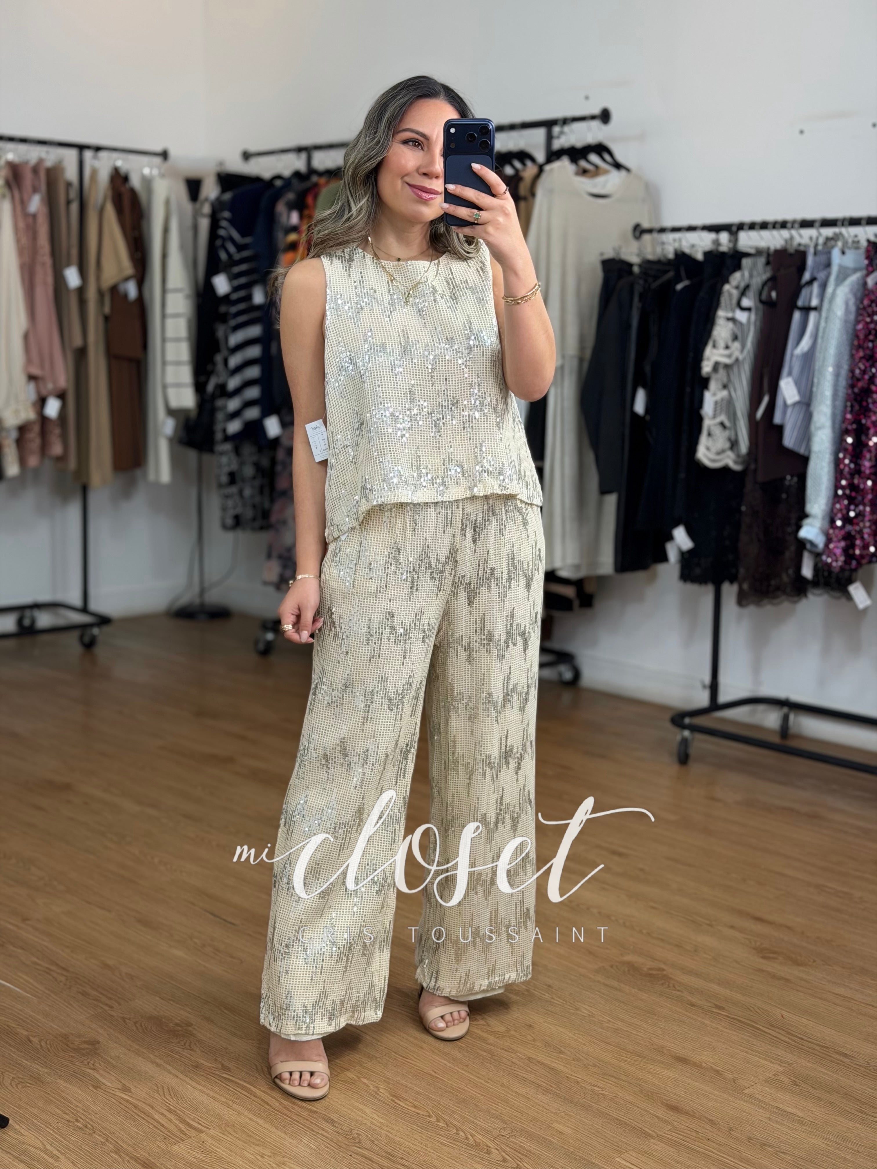 Conjunto de pantalón y blusa calado con lentejuela bordada y forro.