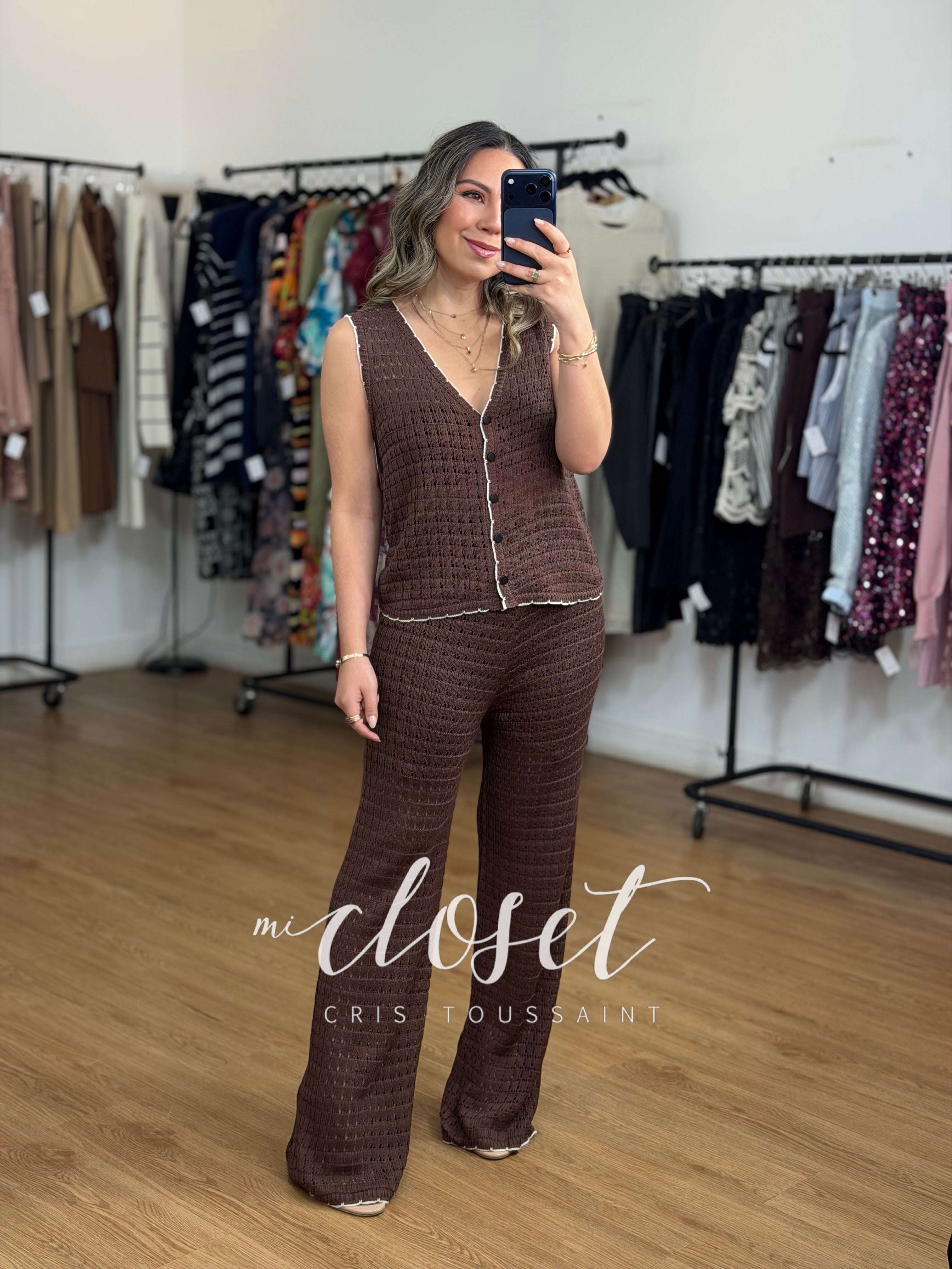 Conjunto de pants calado (forro de short), con delineado en sisa, escote y solapa.