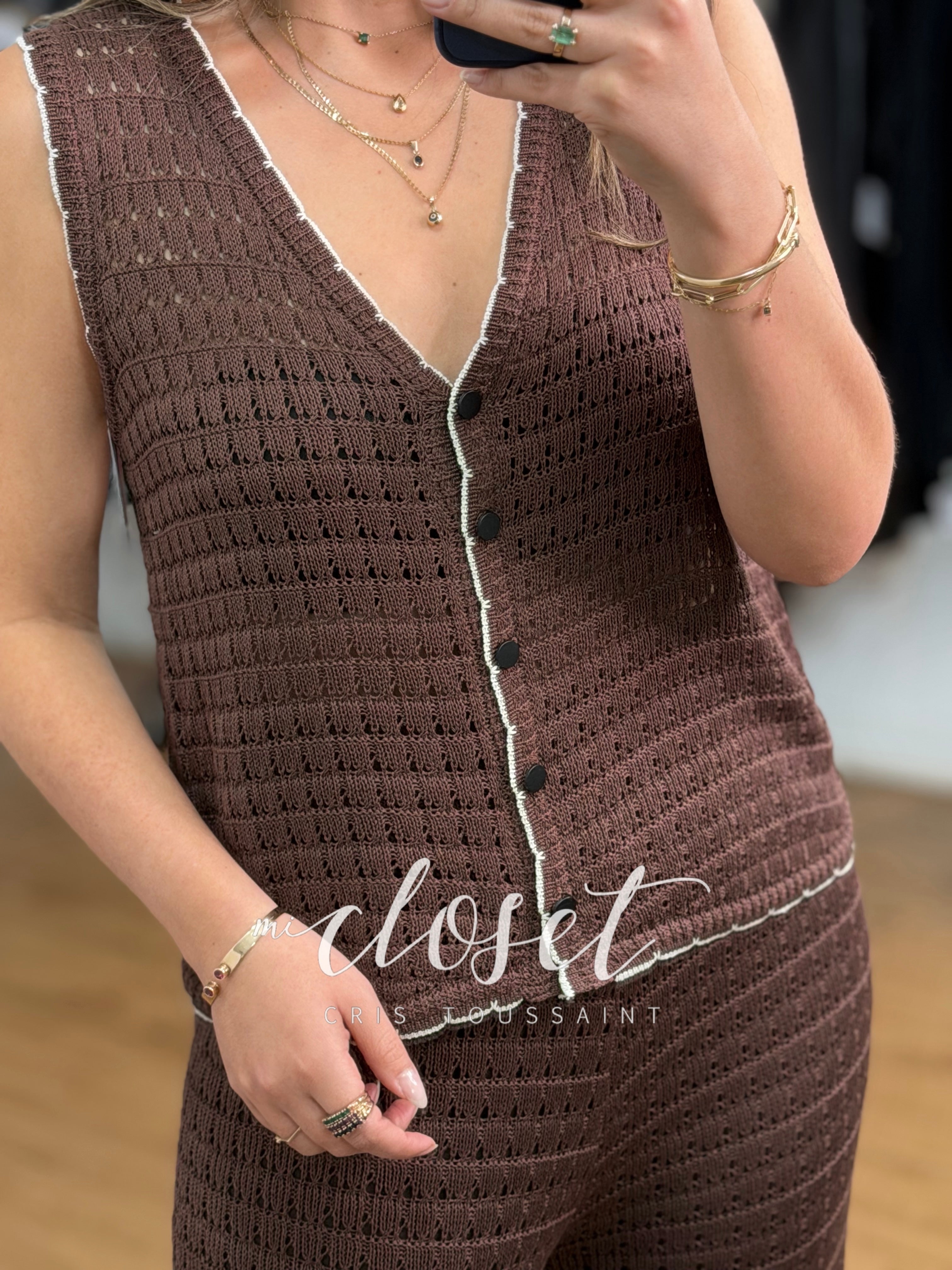 Conjunto de pants calado (forro de short), con delineado en sisa, escote y solapa.