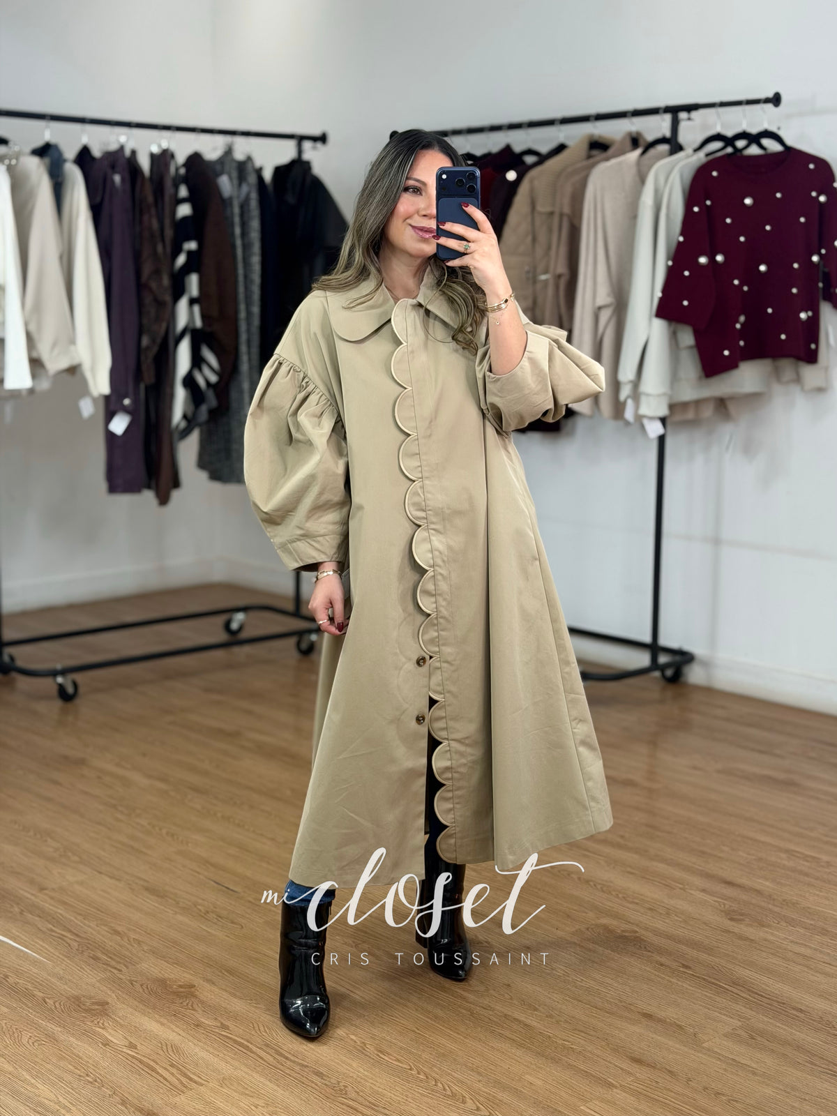 GABARDINA OVERSIZED SEMI GRUESA CON MANGA GLOBO, FORRO COMPLETO, SOLAPA CON DETALLES Y BOLSAS