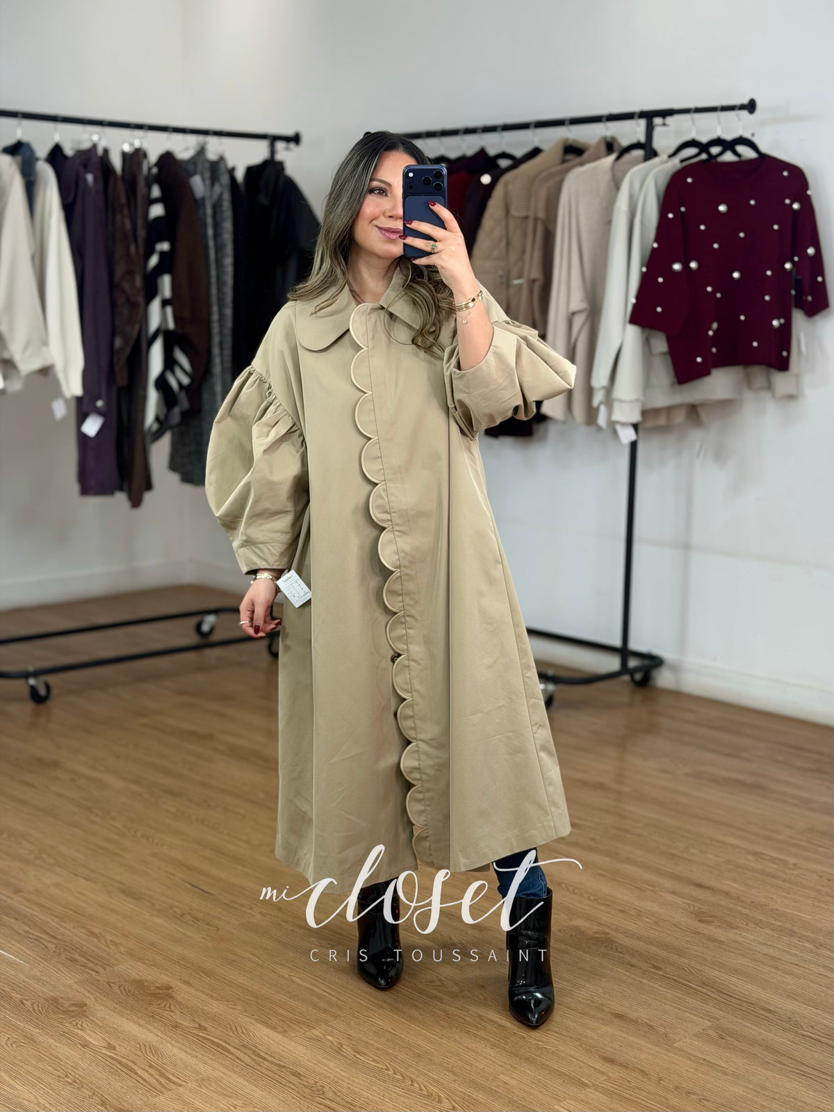 GABARDINA OVERSIZED SEMI GRUESA CON MANGA GLOBO, FORRO COMPLETO, SOLAPA CON DETALLES Y BOLSAS