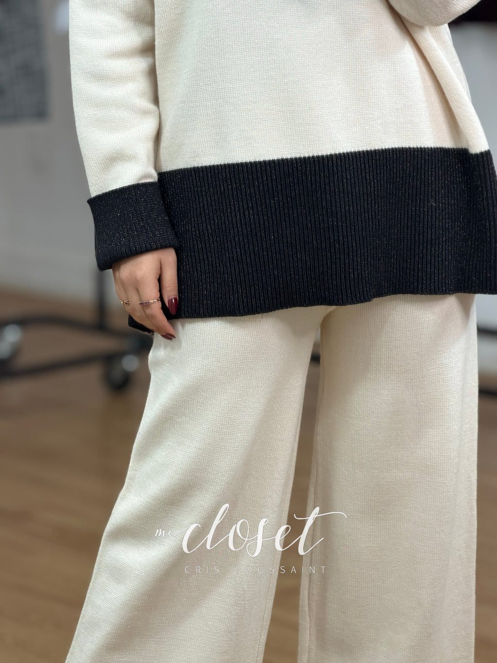 CONJUNTO SEMI GRUESO DE PANTS Y SWEATER OVERSIZED CON CUELLO ALTO; DETALLE DE BRILLOS EN PARTE BAJA Y PUÑOS