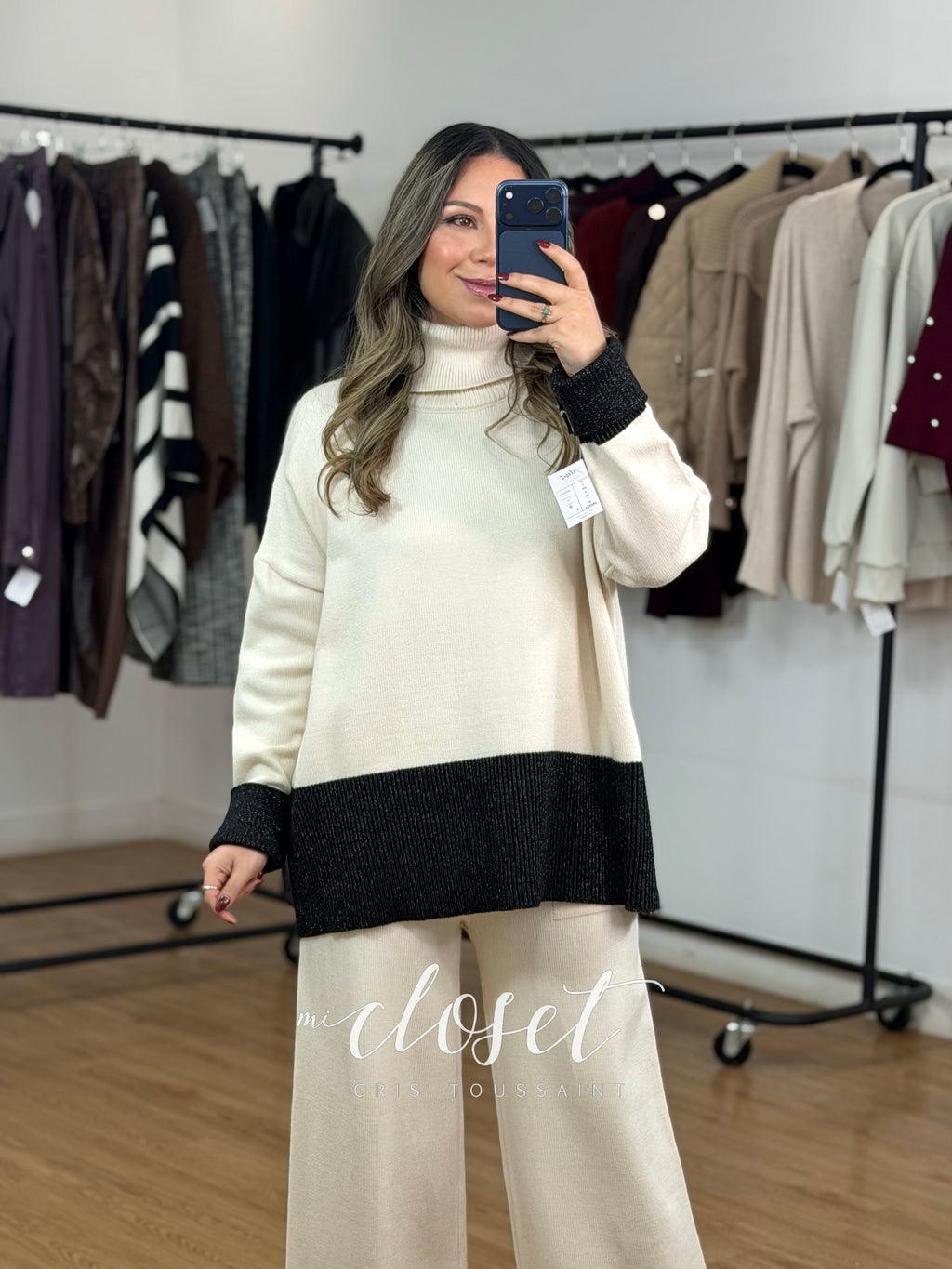 CONJUNTO SEMI GRUESO DE PANTS Y SWEATER OVERSIZED CON CUELLO ALTO; DETALLE DE BRILLOS EN PARTE BAJA Y PUÑOS