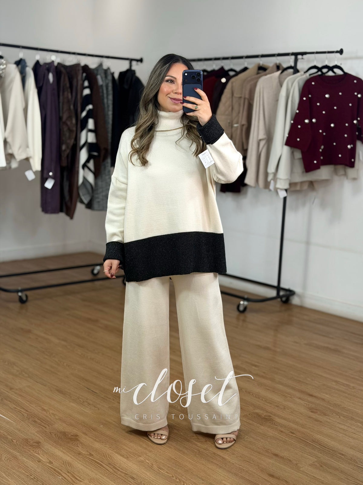 CONJUNTO SEMI GRUESO DE PANTS Y SWEATER OVERSIZED CON CUELLO ALTO; DETALLE DE BRILLOS EN PARTE BAJA Y PUÑOS