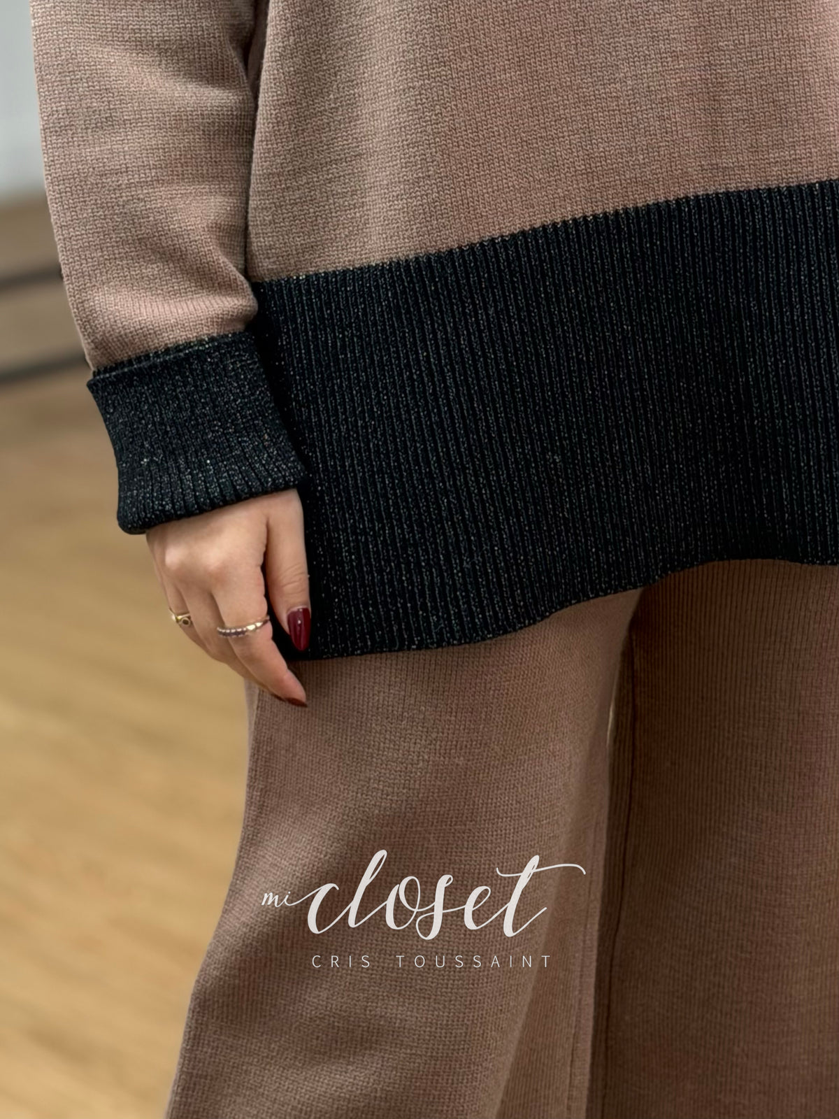 CONJUNTO SEMI GRUESO DE PANTS Y SWEATER OVERSIZED CON CUELLO ALTO; DETALLE DE BRILLOS EN PARTE BAJA Y PUÑOS