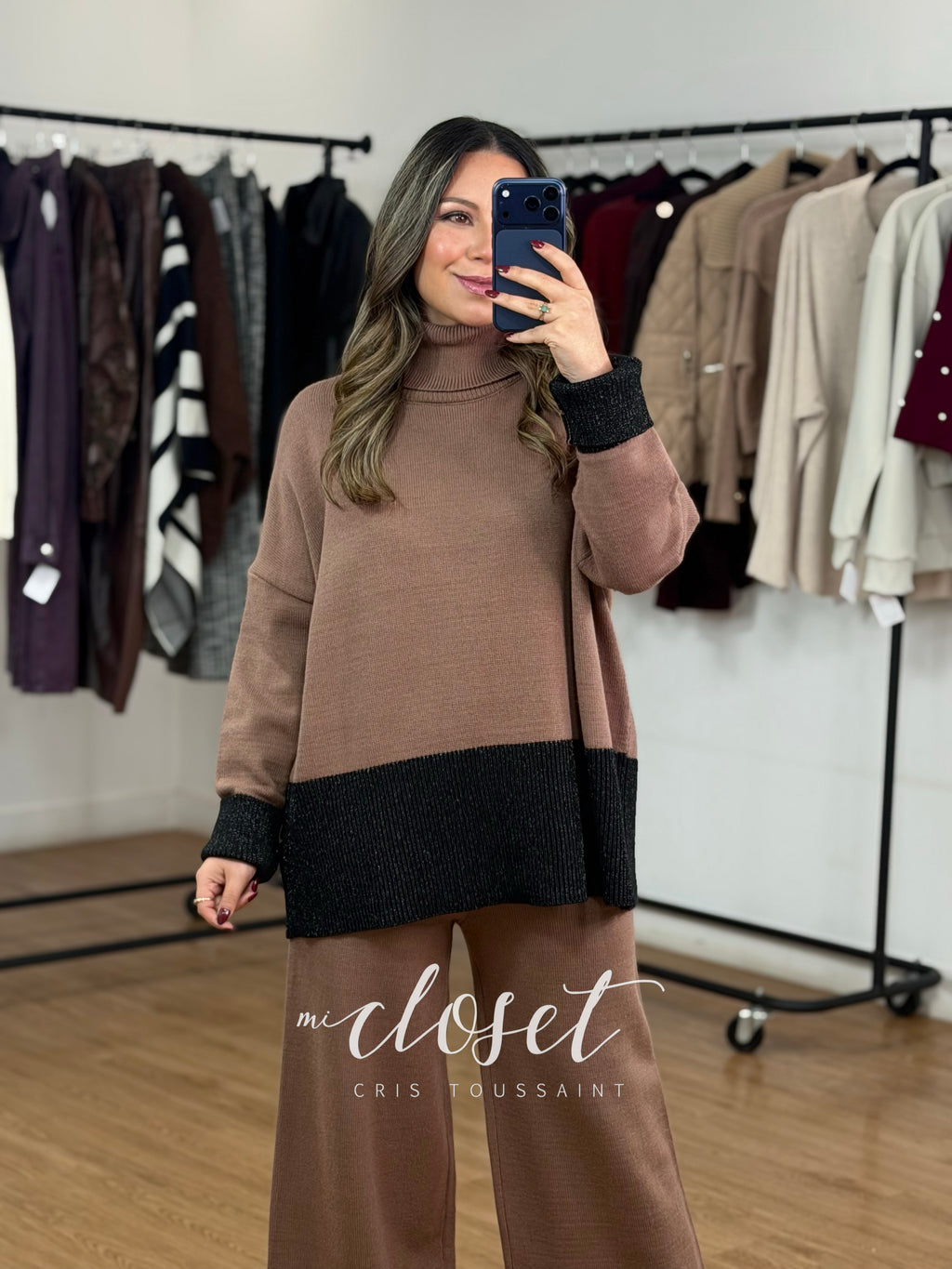 CONJUNTO SEMI GRUESO DE PANTS Y SWEATER OVERSIZED CON CUELLO ALTO; DETALLE DE BRILLOS EN PARTE BAJA Y PUÑOS