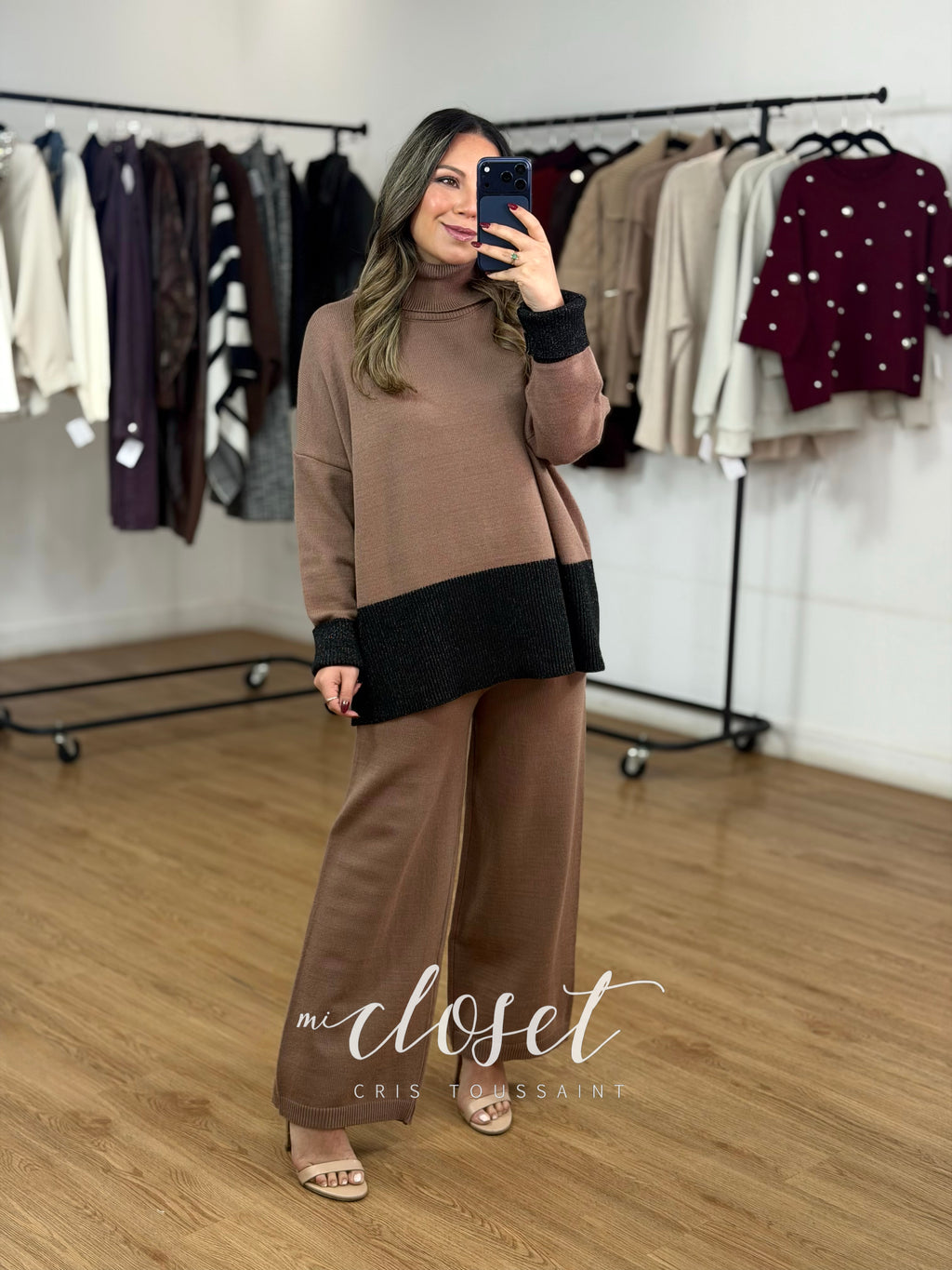 CONJUNTO SEMI GRUESO DE PANTS Y SWEATER OVERSIZED CON CUELLO ALTO; DETALLE DE BRILLOS EN PARTE BAJA Y PUÑOS