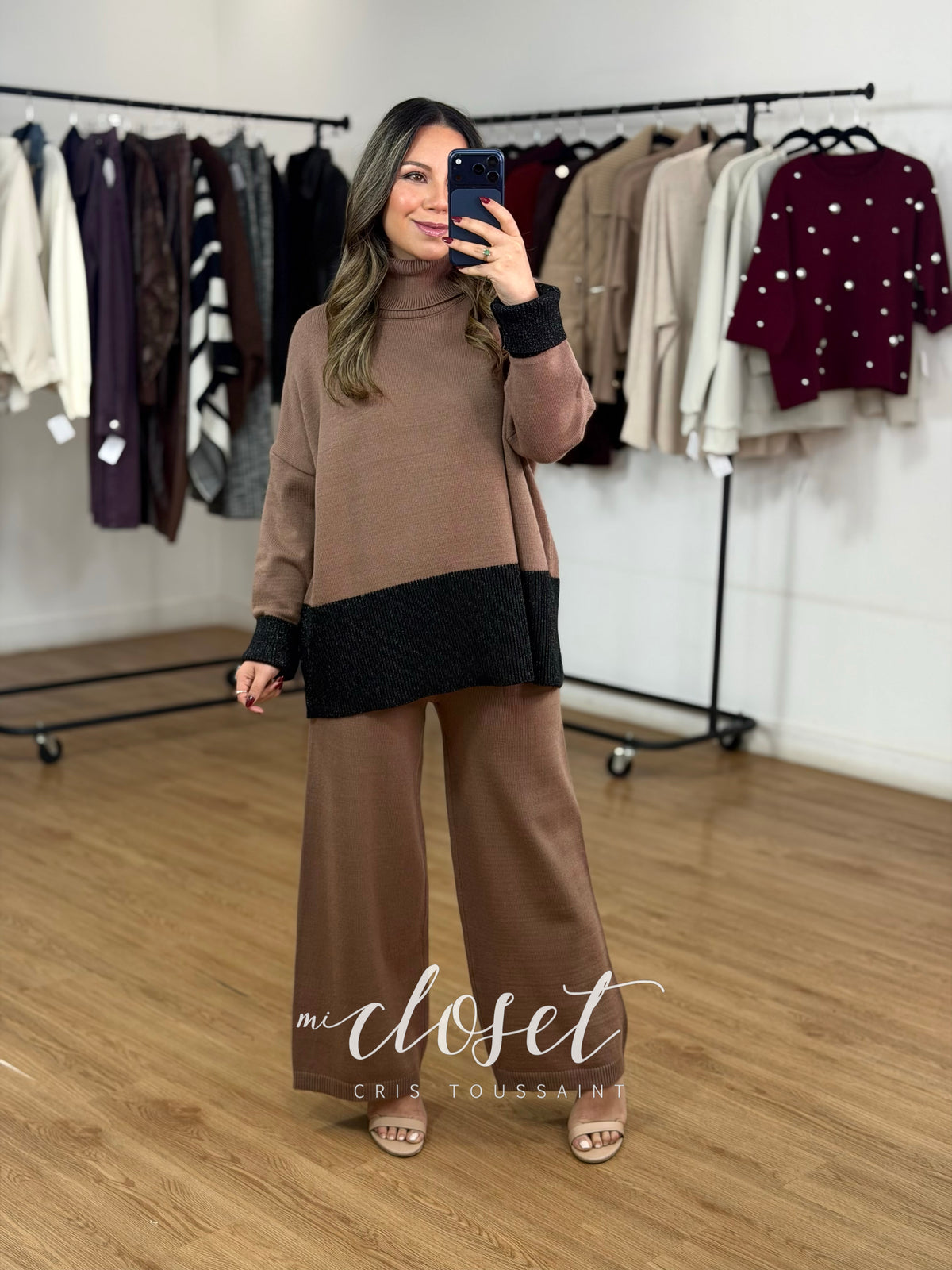 CONJUNTO SEMI GRUESO DE PANTS Y SWEATER OVERSIZED CON CUELLO ALTO; DETALLE DE BRILLOS EN PARTE BAJA Y PUÑOS