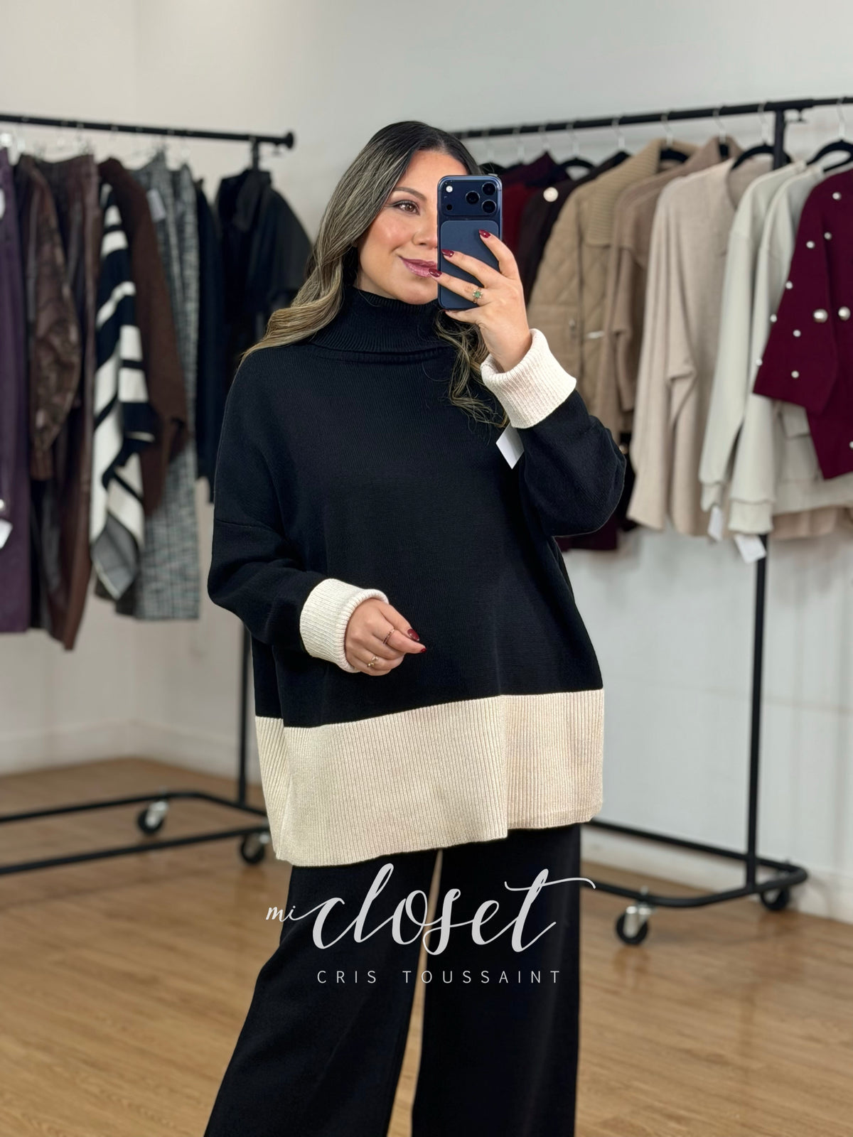 CONJUNTO SEMI GRUESO DE PANTS Y SWEATER OVERSIZED CON CUELLO ALTO; DETALLE DE BRILLOS EN PARTE BAJA Y PUÑOS